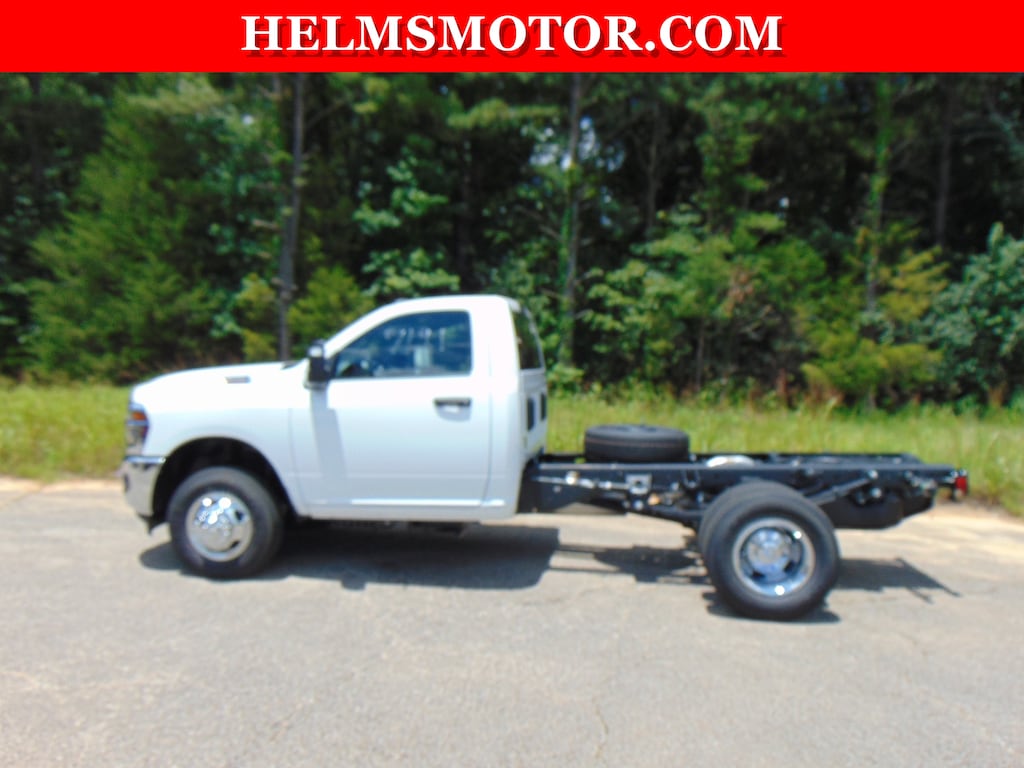 New 2026 Ram 3500 TRADESMAN CHASSIS REGULAR CAB 4X4 60' CA Pickup