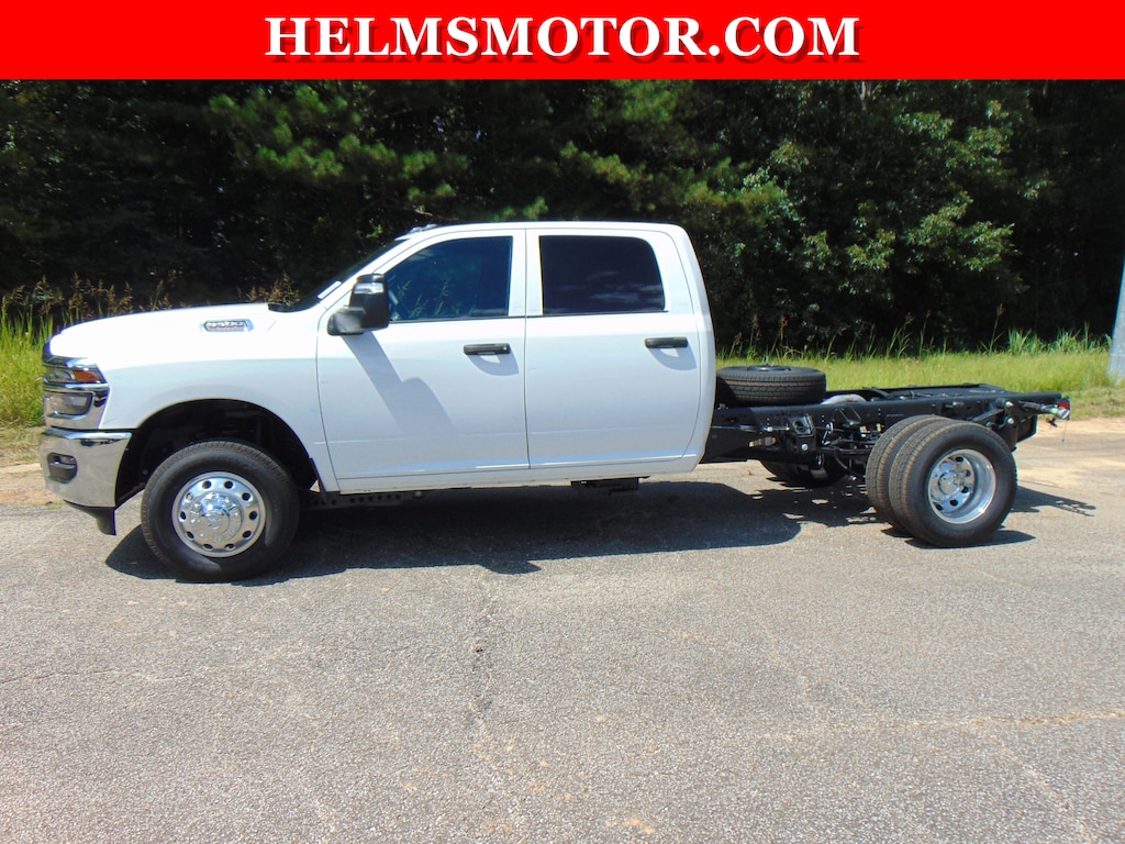 New 2025 Ram 3500 Chassis Cab 3500 TRADESMAN CREW CAB CHASSIS 4X4 60' CA Pickup