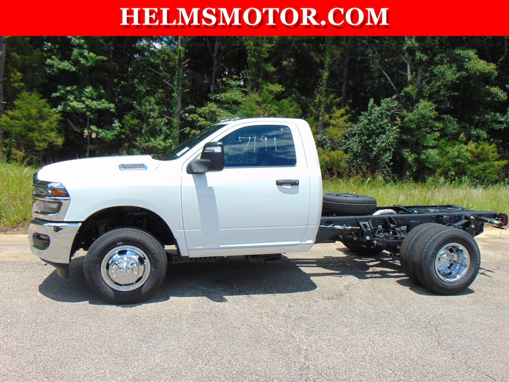 New 2026 Ram 3500 TRADESMAN CHASSIS REGULAR CAB 4X4 60' CA Pickup