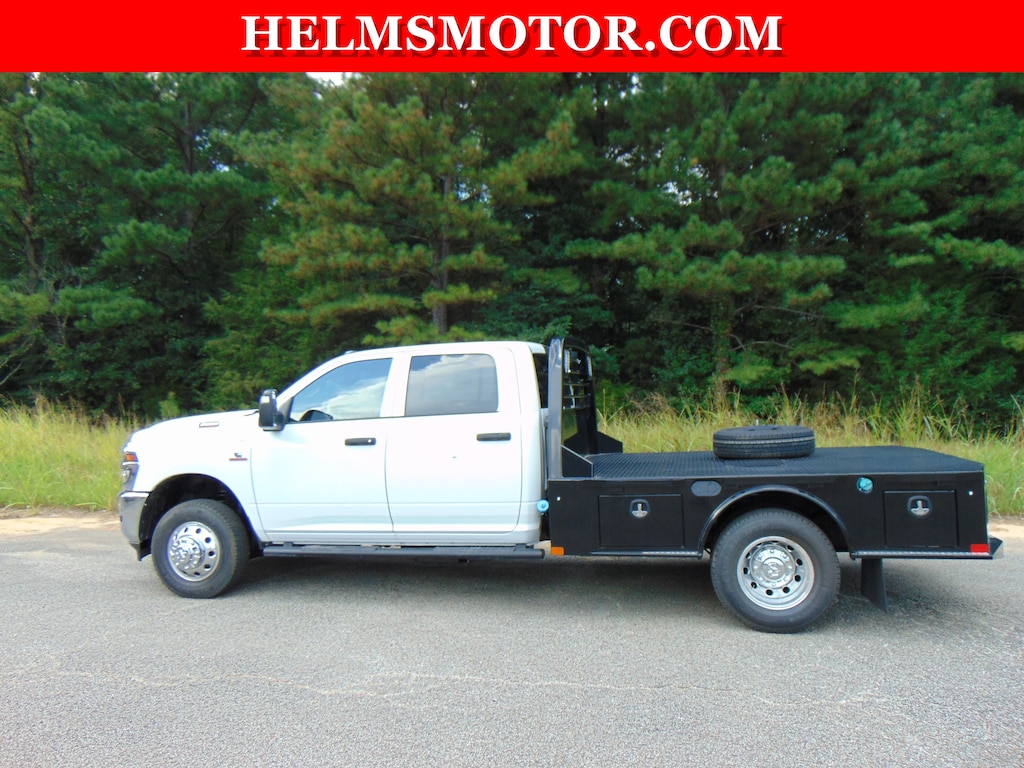 New 2025 Ram 3500 Chassis Cab 3500 TRADESMAN CREW CAB CHASSIS 4X4 60' CA Pickup