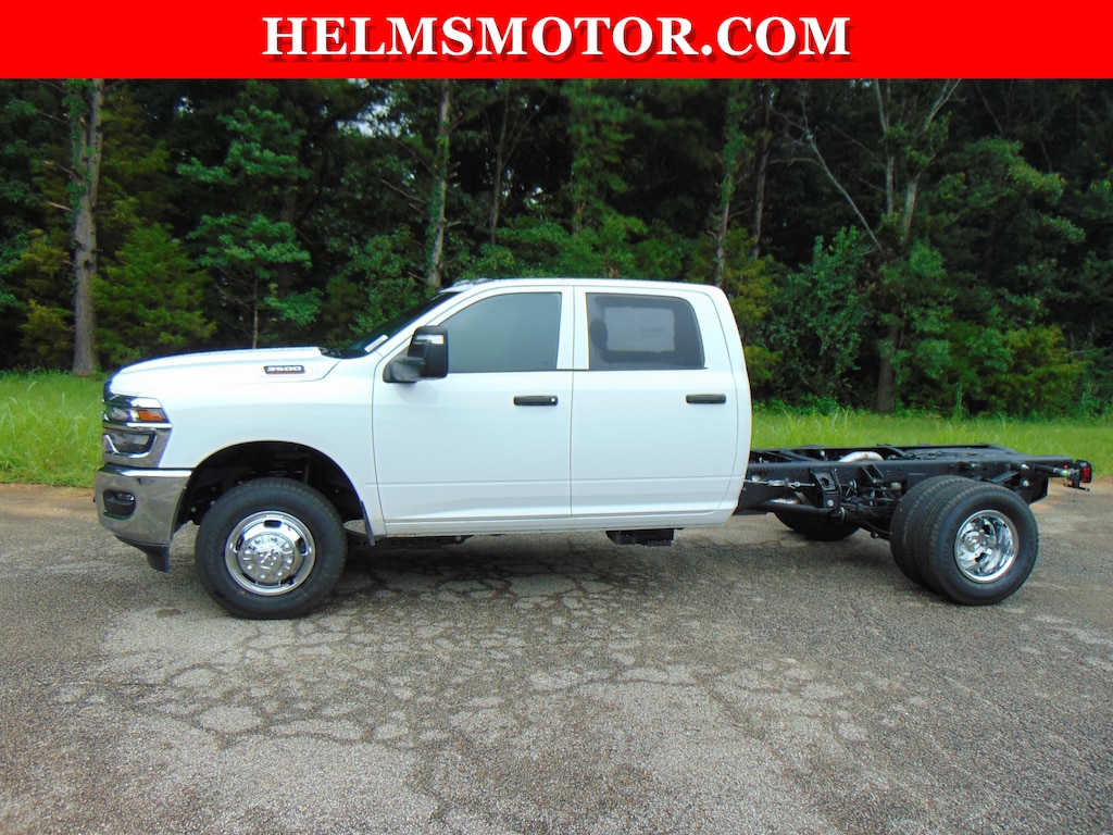 New 2026 Ram 3500 Chassis Cab TRADESMAN CREW 4X4 60' CA Pickup