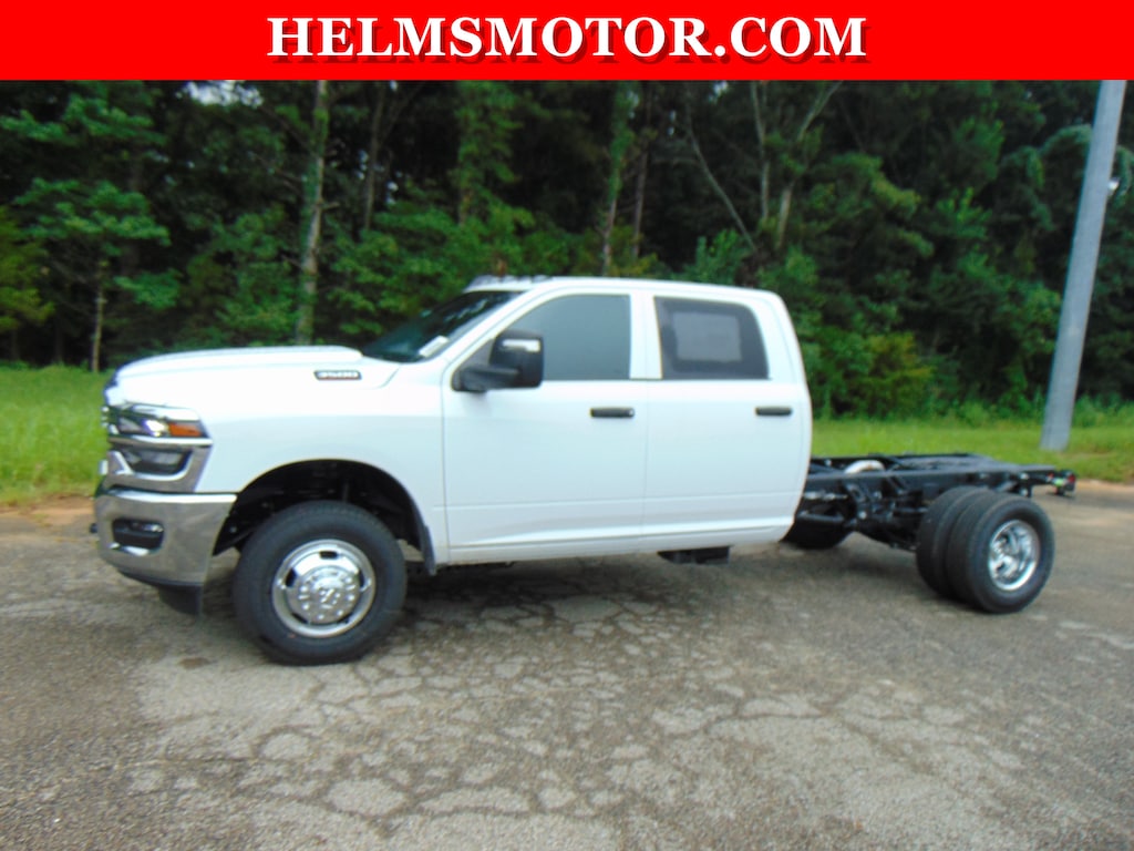 New 2026 Ram 3500 Chassis Cab TRADESMAN CREW 4X4 60' CA Pickup