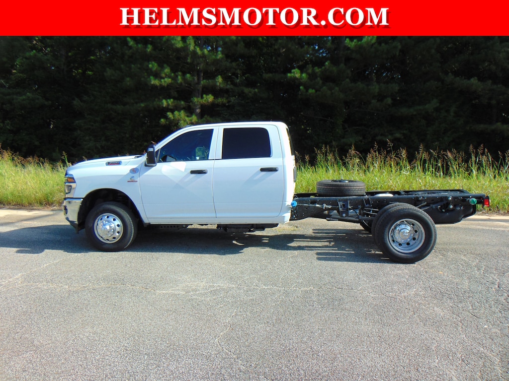 New 2025 Ram 3500 Chassis Cab 3500 TRADESMAN CREW CAB CHASSIS 4X4 60' CA Pickup