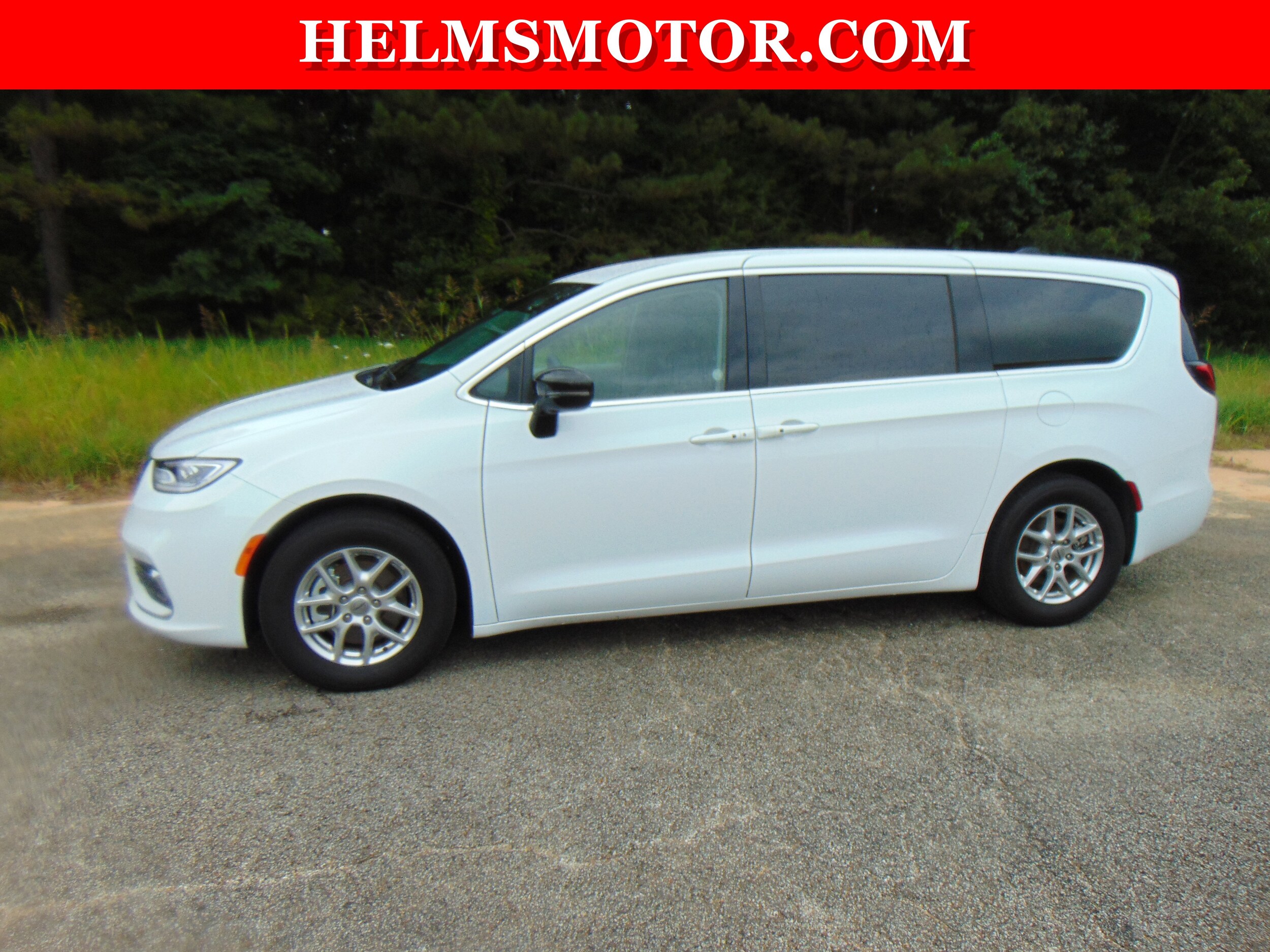 2024 Chrysler Pacifica Touring L photo 2