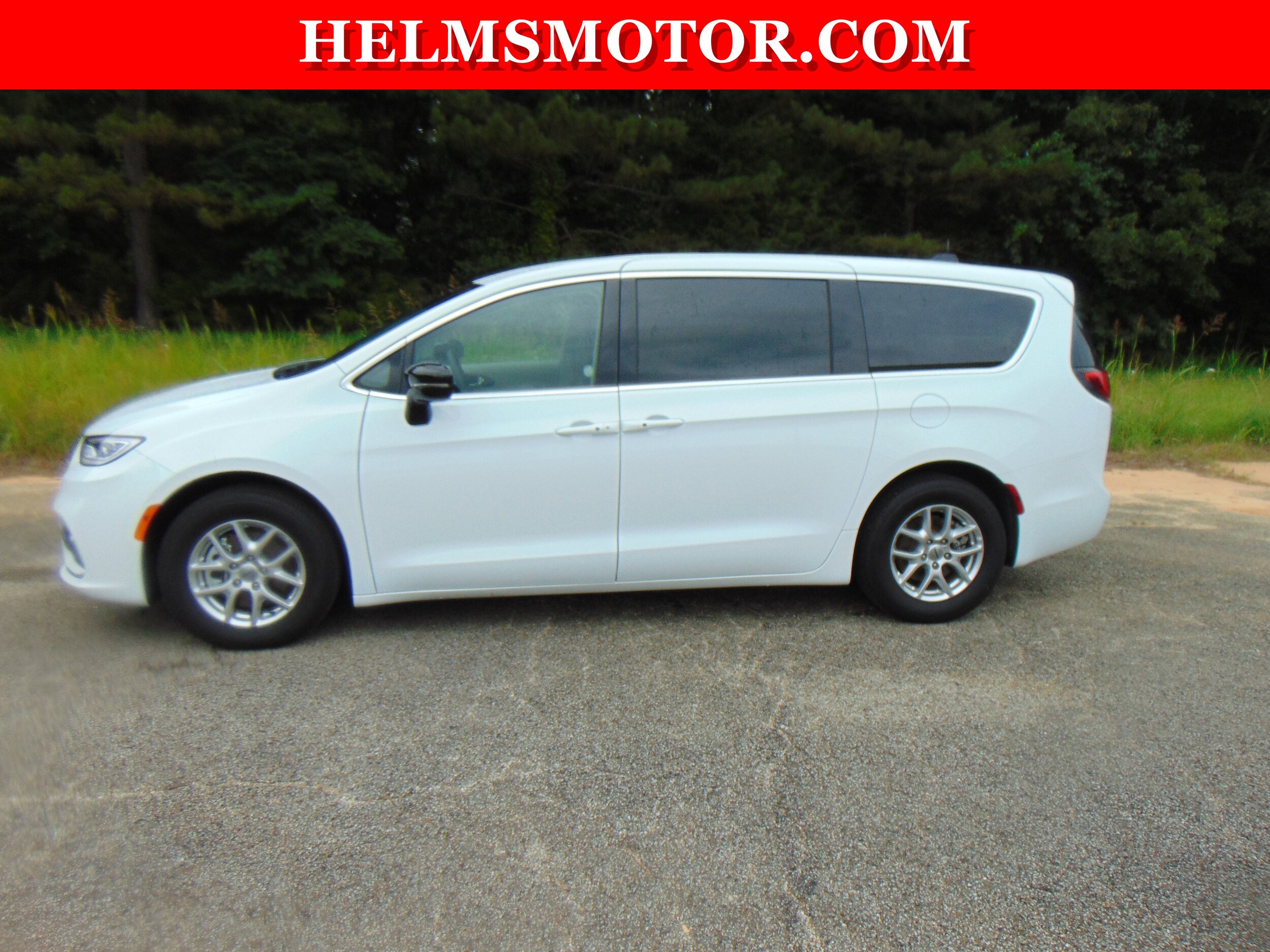 2024 Chrysler Pacifica Touring L photo 3