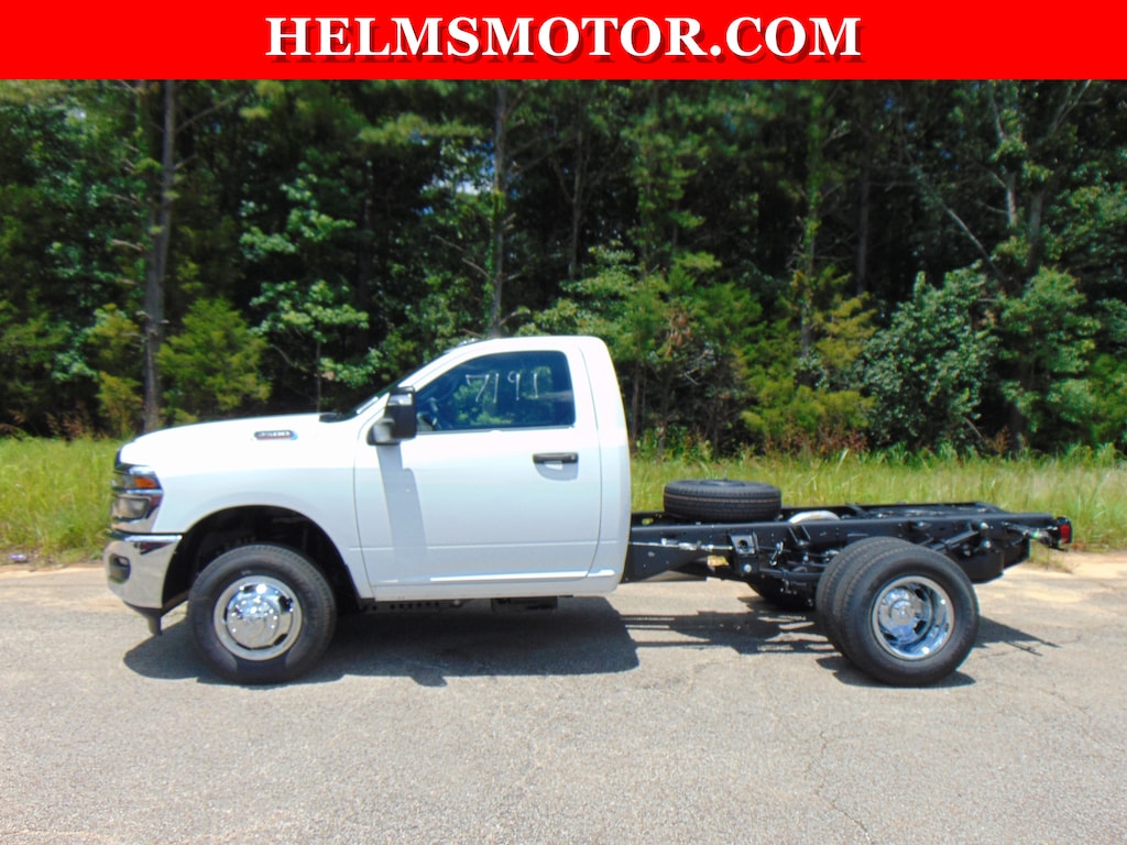 New 2026 Ram 3500 TRADESMAN CHASSIS REGULAR CAB 4X4 60' CA Pickup