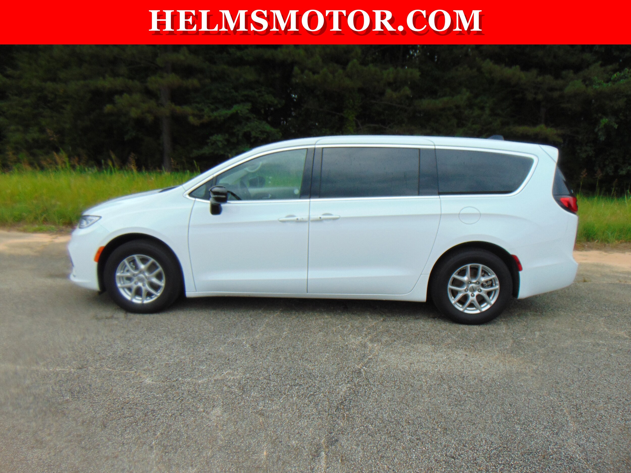 2024 Chrysler Pacifica Touring L photo 4
