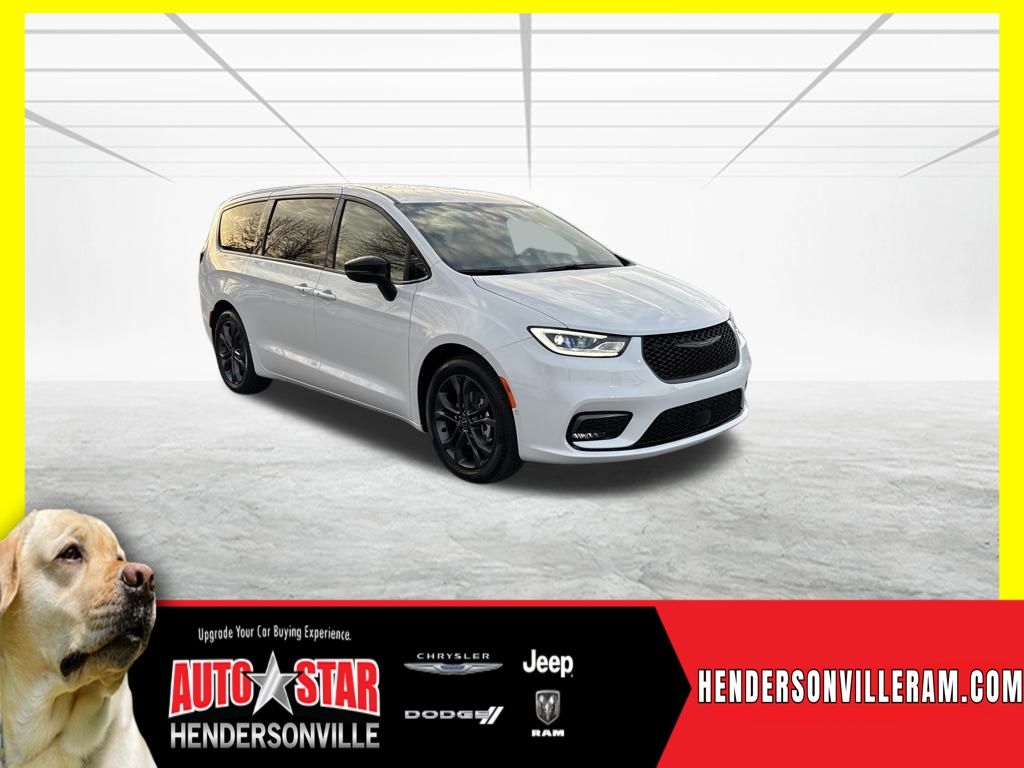 2026 Chrysler Pacifica Select's photo