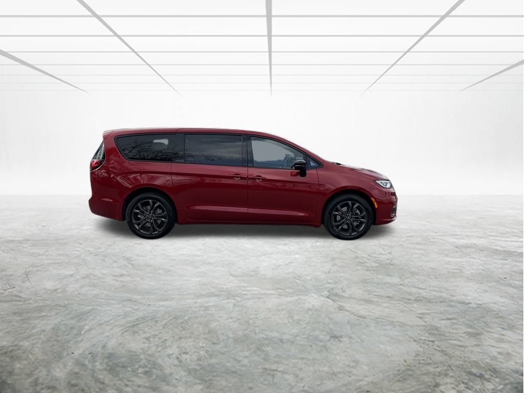 2026 Chrysler Pacifica photo 2