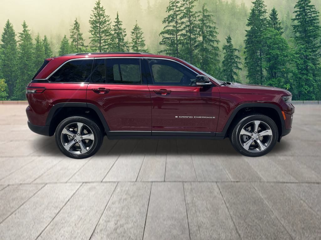 2025 Jeep Grand Cherokee Limited photo 2