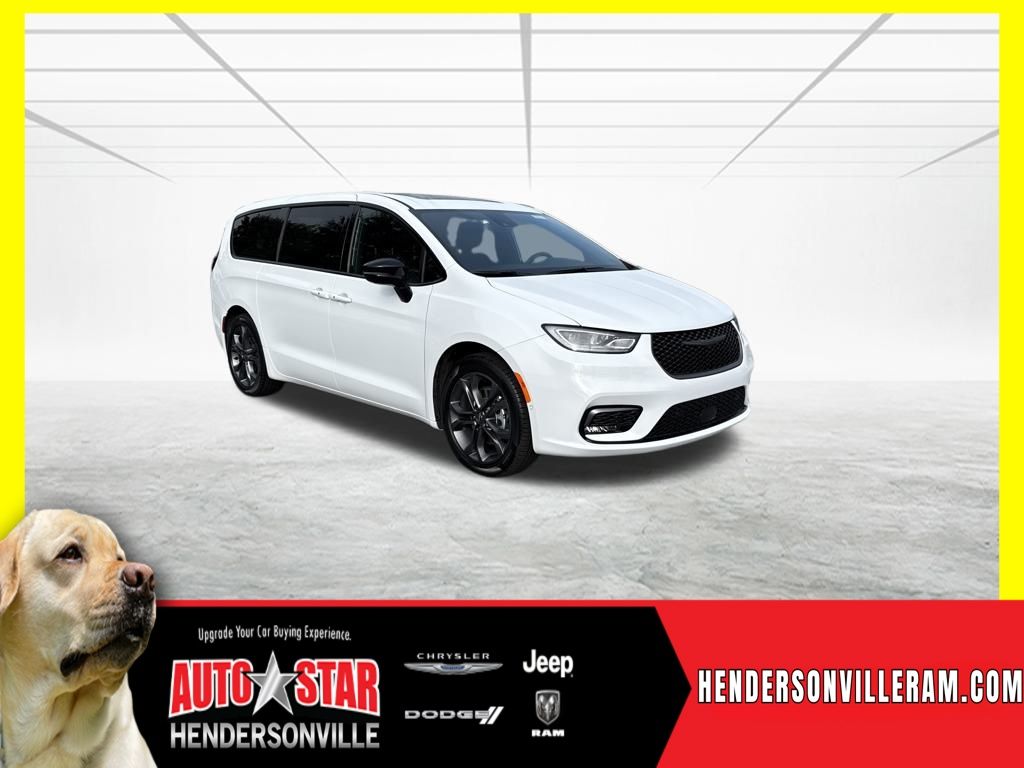 2026 Chrysler Pacifica Select's photo