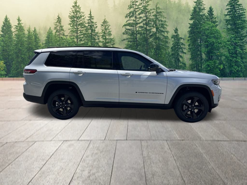 2025 Jeep Grand Cherokee Limited photo 2