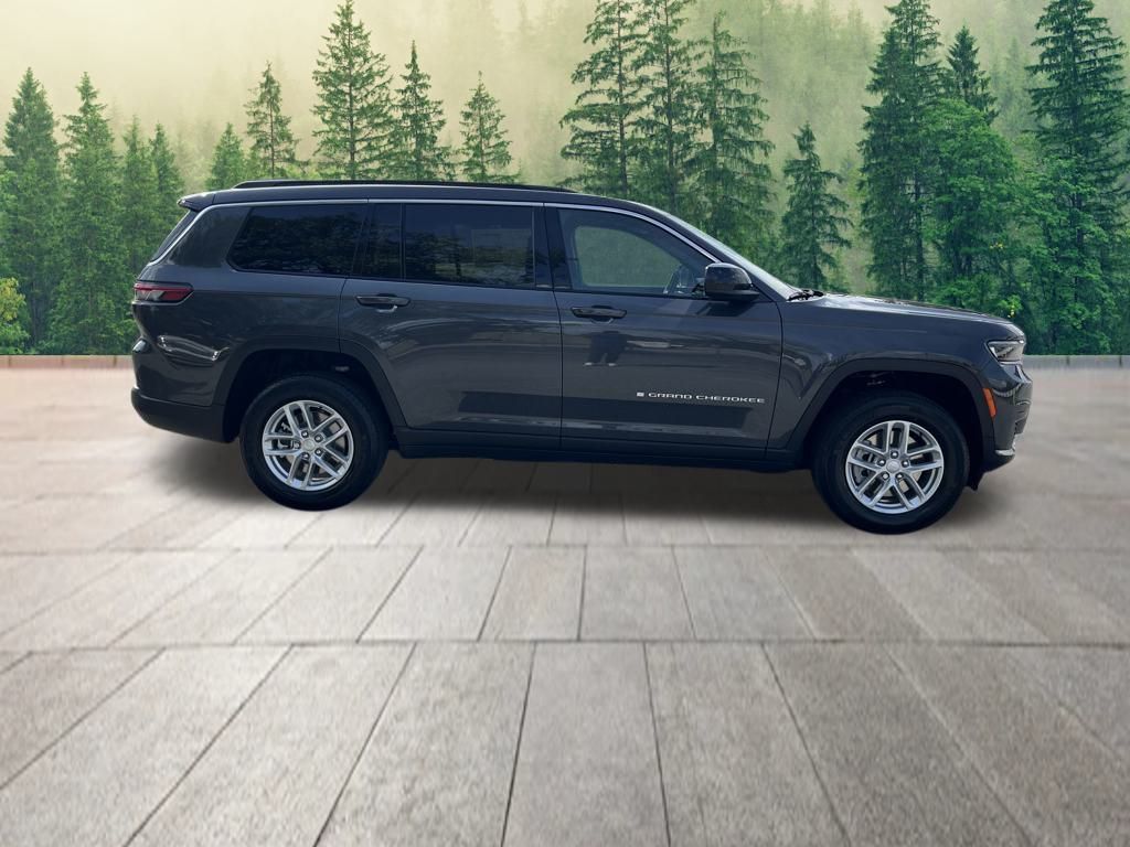 2025 Jeep Grand Cherokee Laredo photo 2