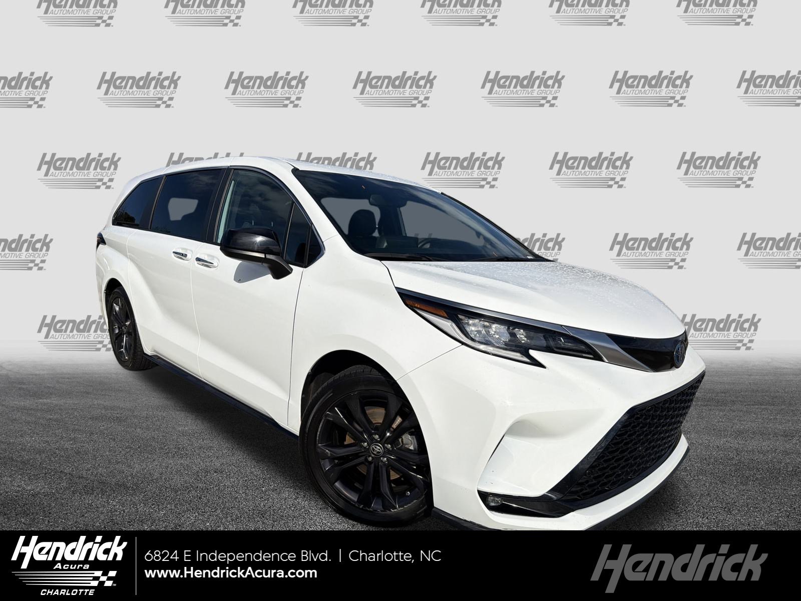 2023 Toyota Sienna XSE's photo