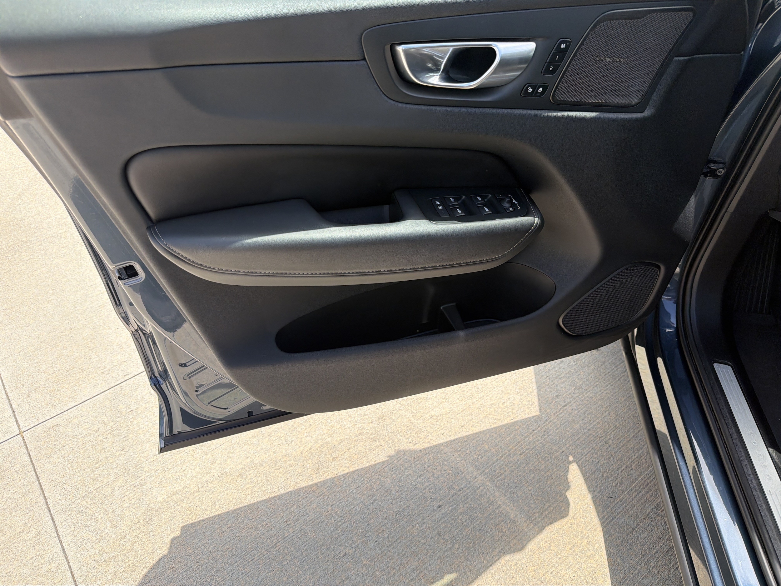 Volvo XC60 Ultimate Dark Theme