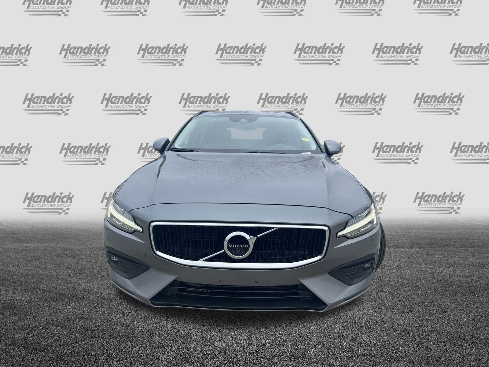 2020 Volvo V60 Momentum photo 3