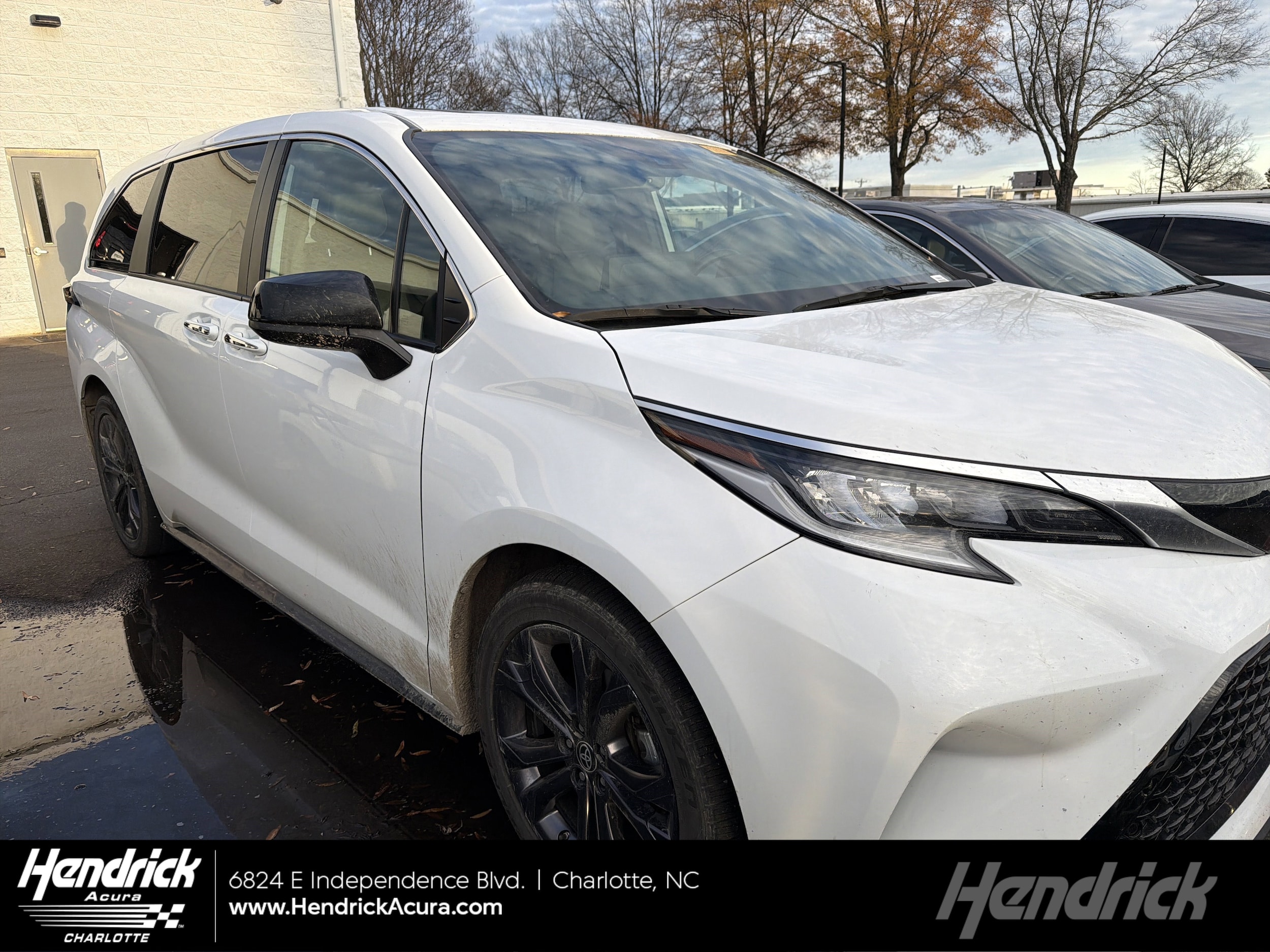 2023 Toyota Sienna XSE's photo