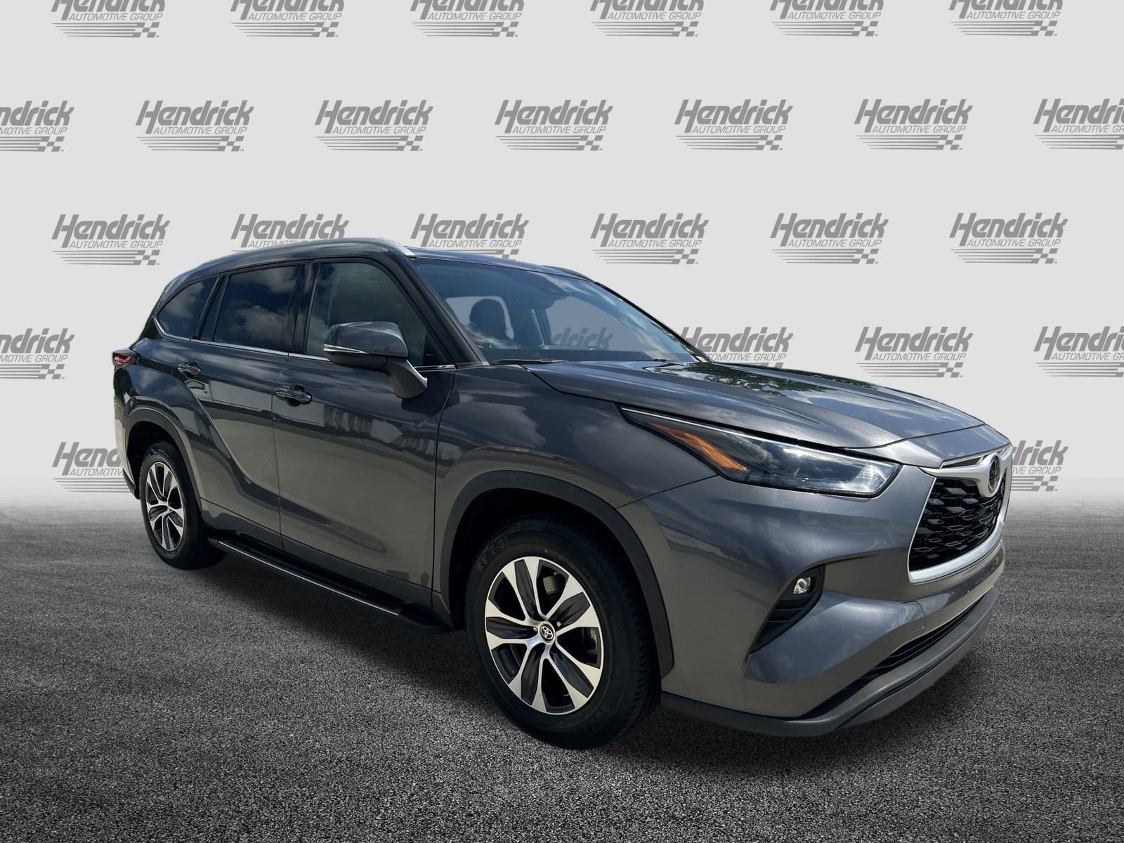 Used 2022 Toyota Highlander XLE with VIN 5TDHZRAH1NS111131 for sale in Charlotte, NC