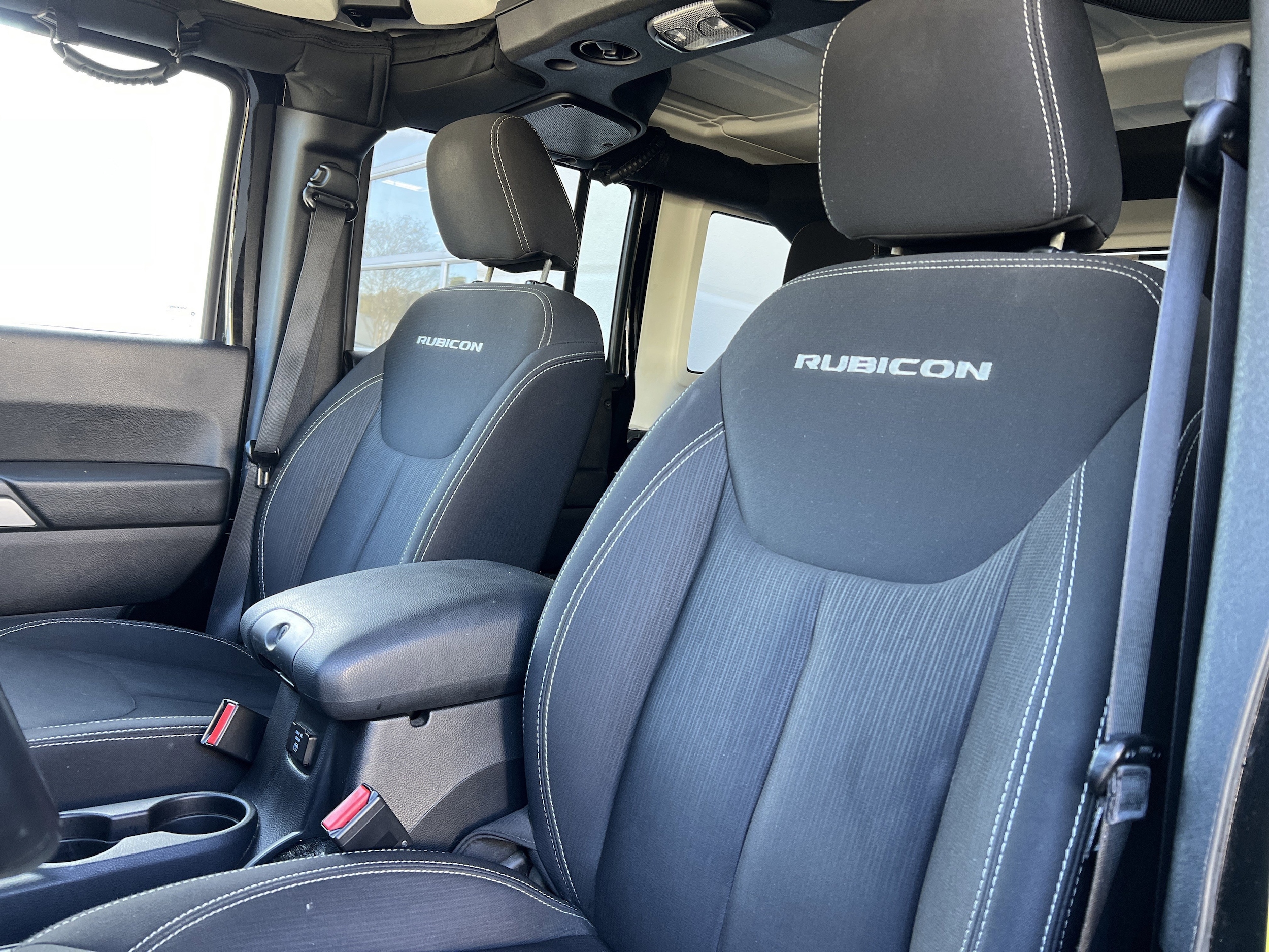 2016 Jeep Wrangler Unlimited Rubicon photo 2