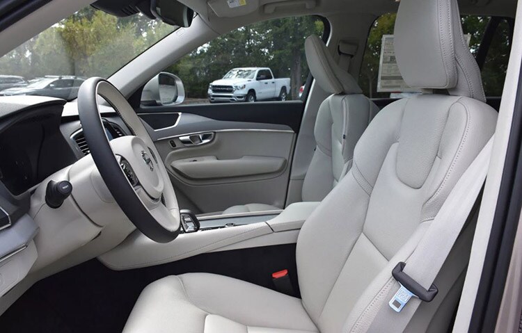 Volvo XC90 front seats Hendrick Cars.jpg