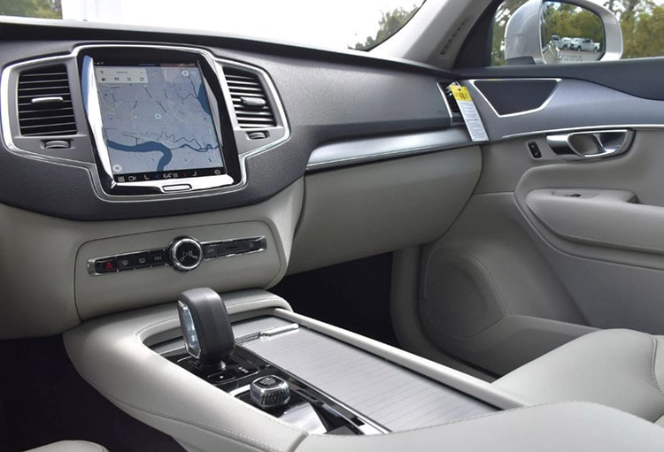 Volvo XC90 screen Hendrick Cars.jpg