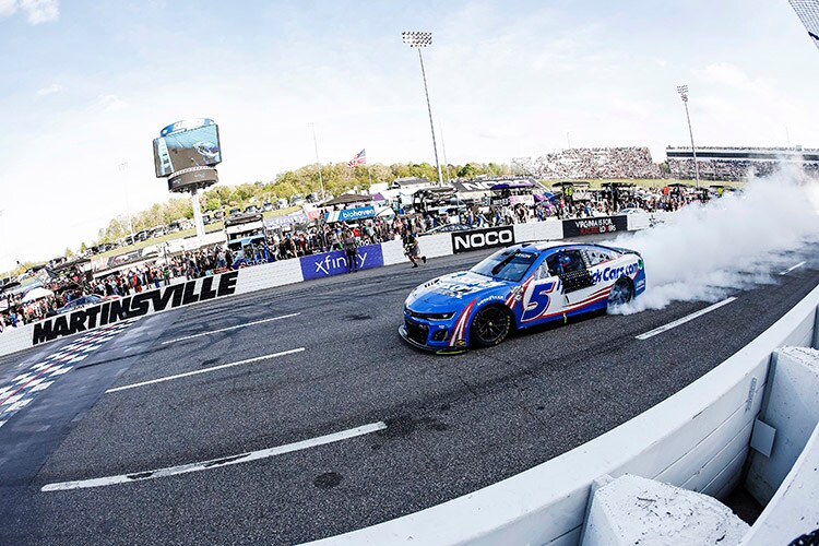 Larson earns second win of the season at Martinsville Hendrick
