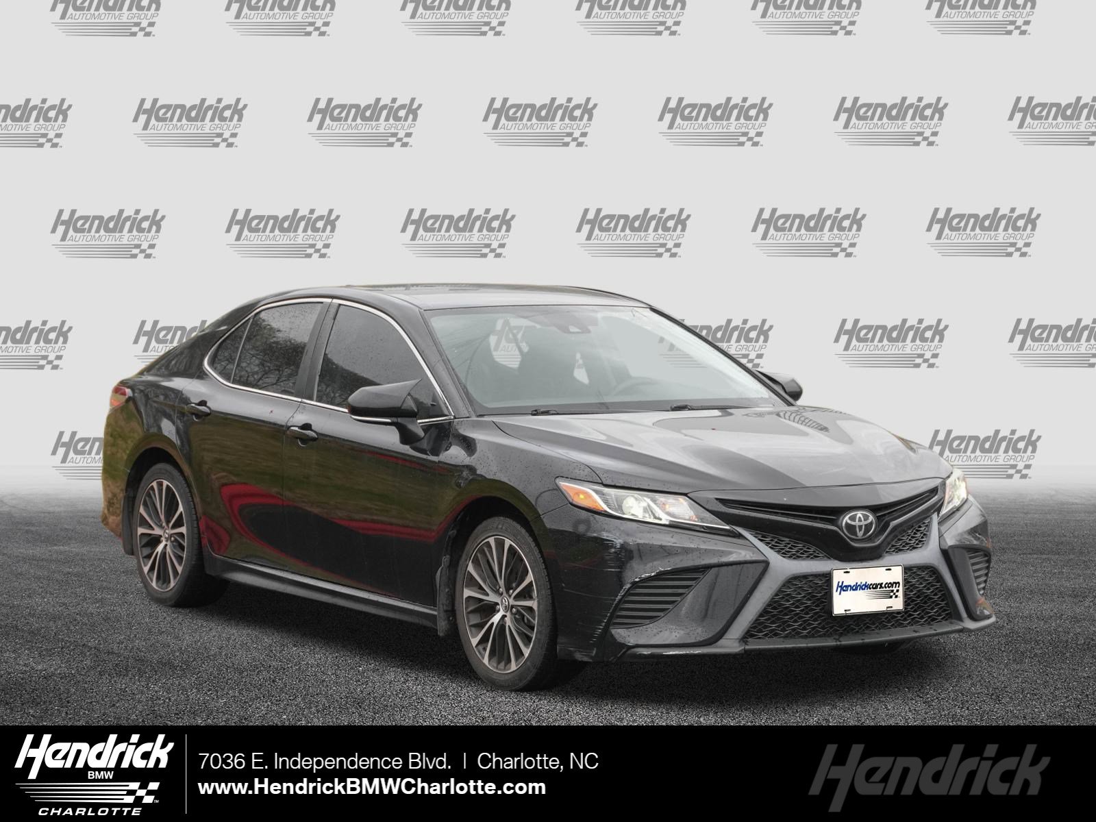 2019 Toyota Camry SE's photo