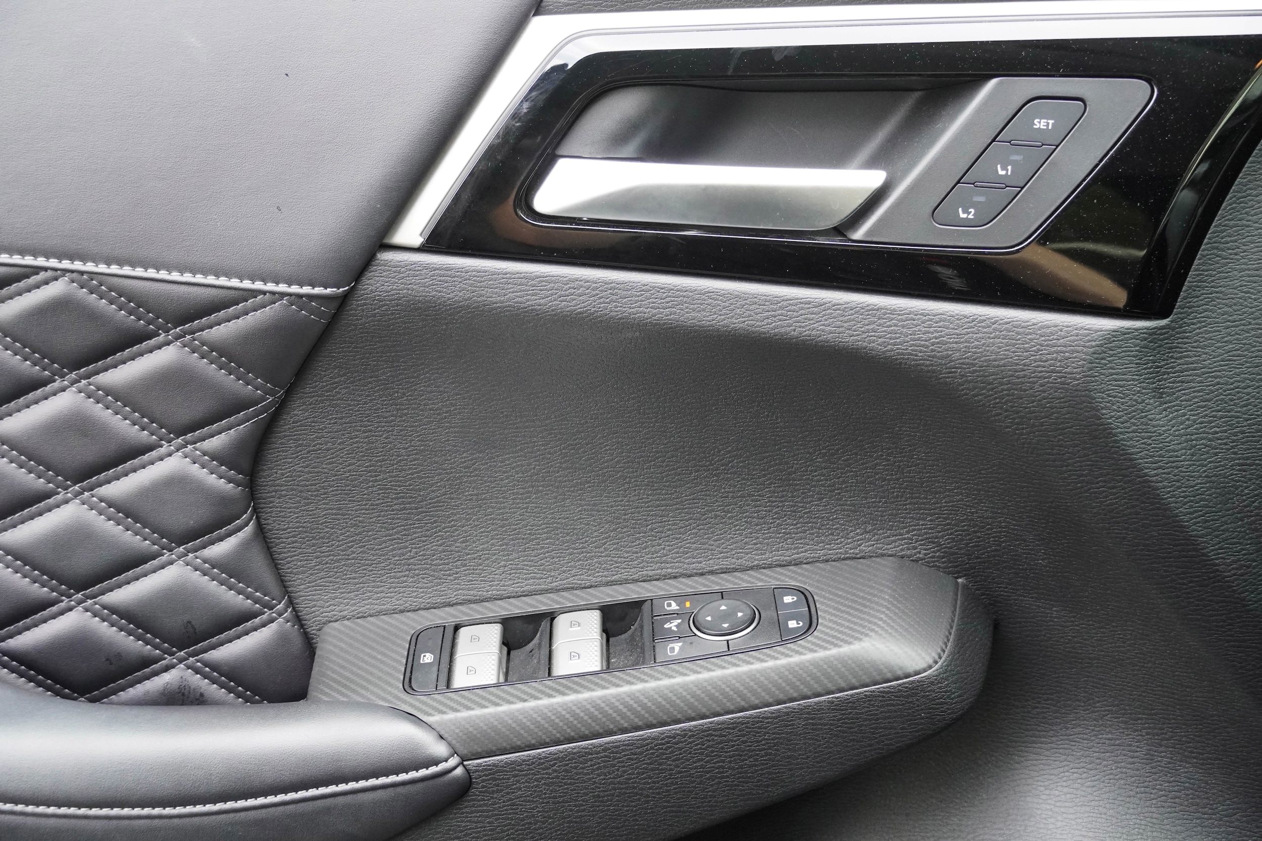 2024 Mitsubishi Outlander Plug-In Hybrid SEL photo 4