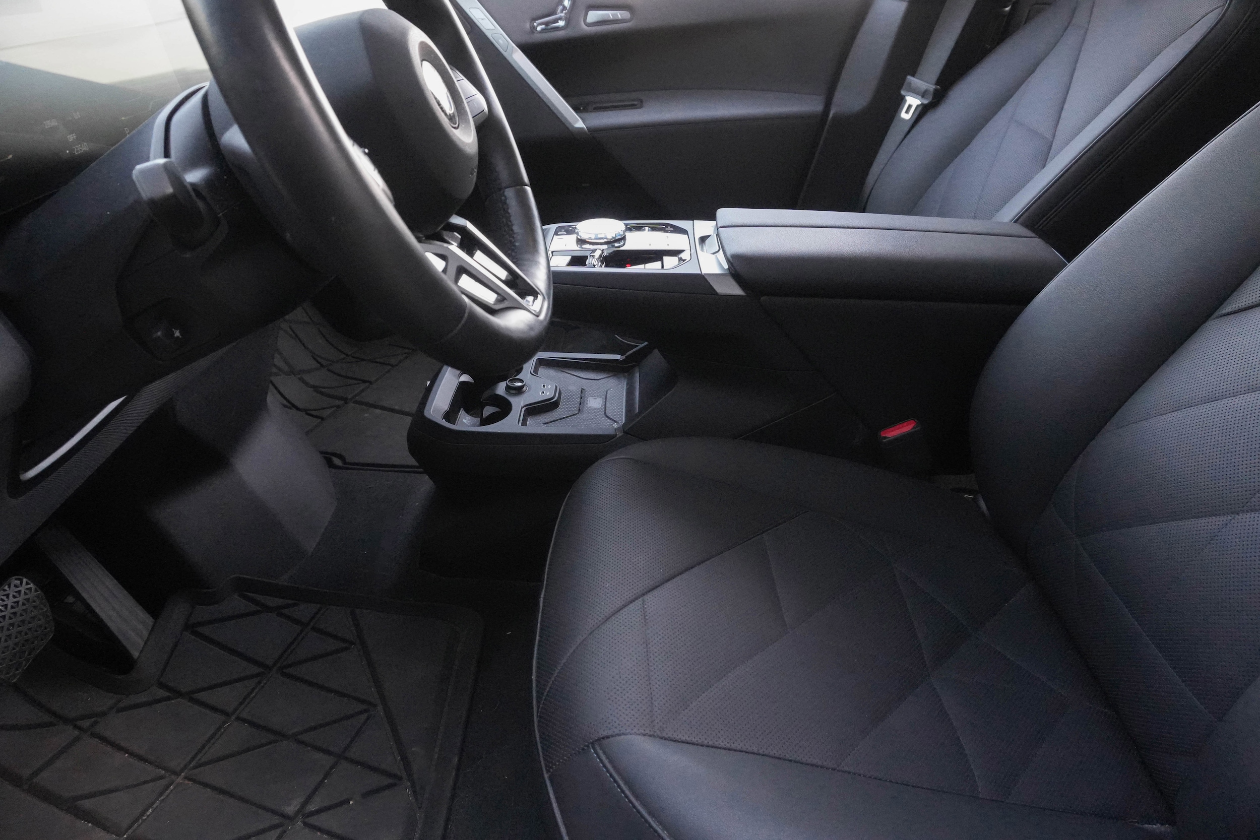 2025 BMW iX xDrive50 photo 3