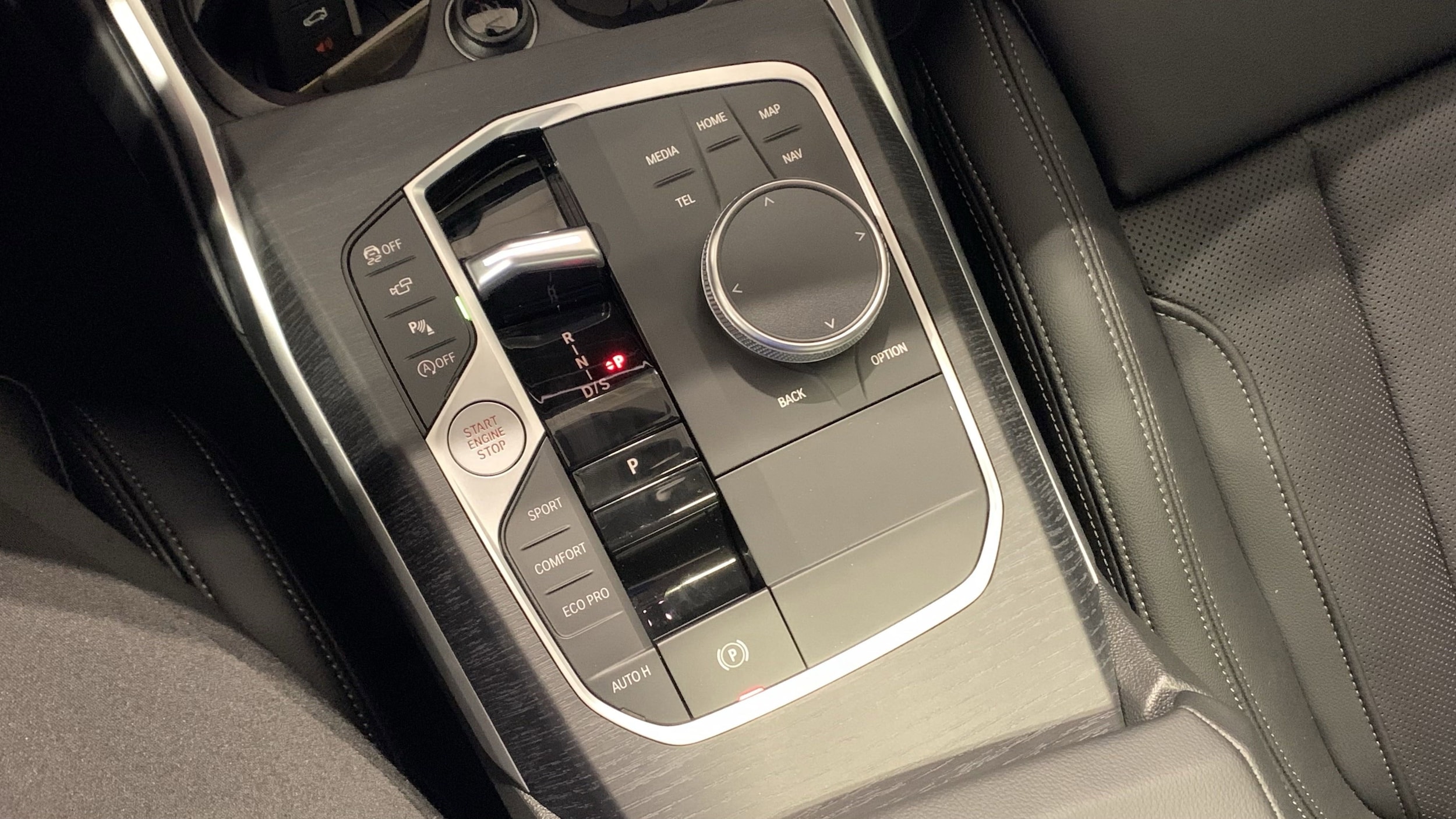 2025 BMW 3 Series 330i photo 2