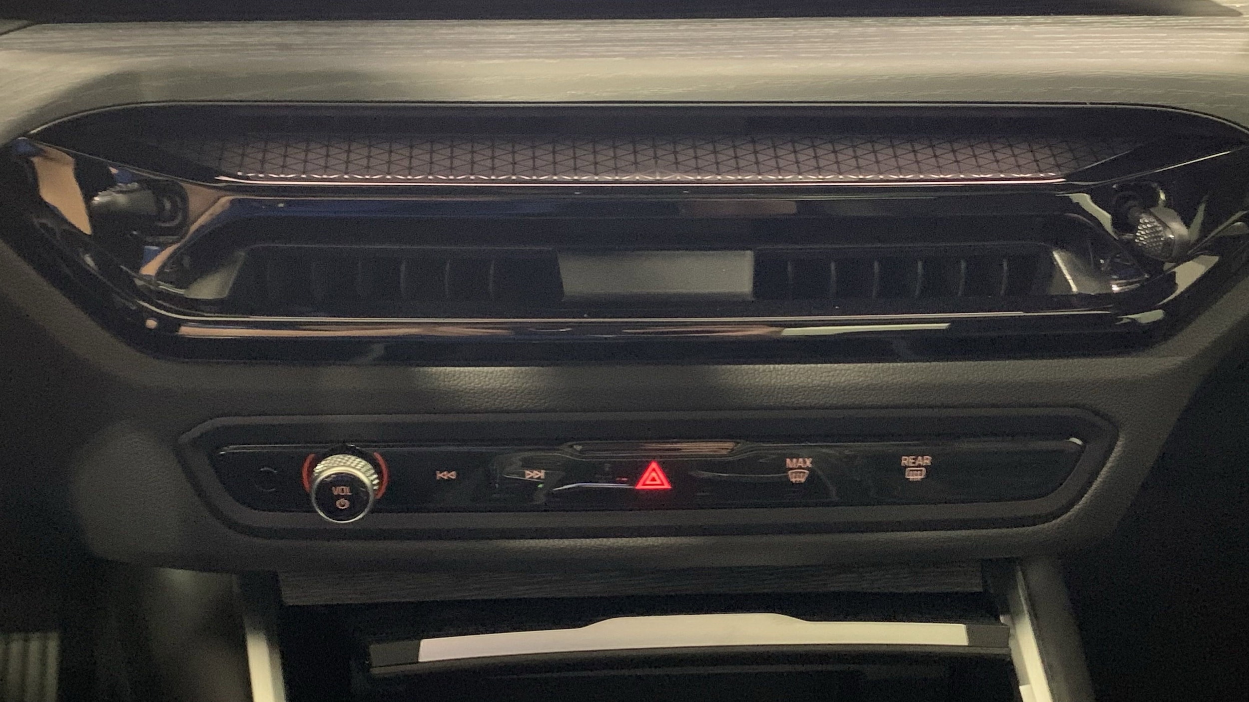 2025 BMW 3 Series 330i photo 5