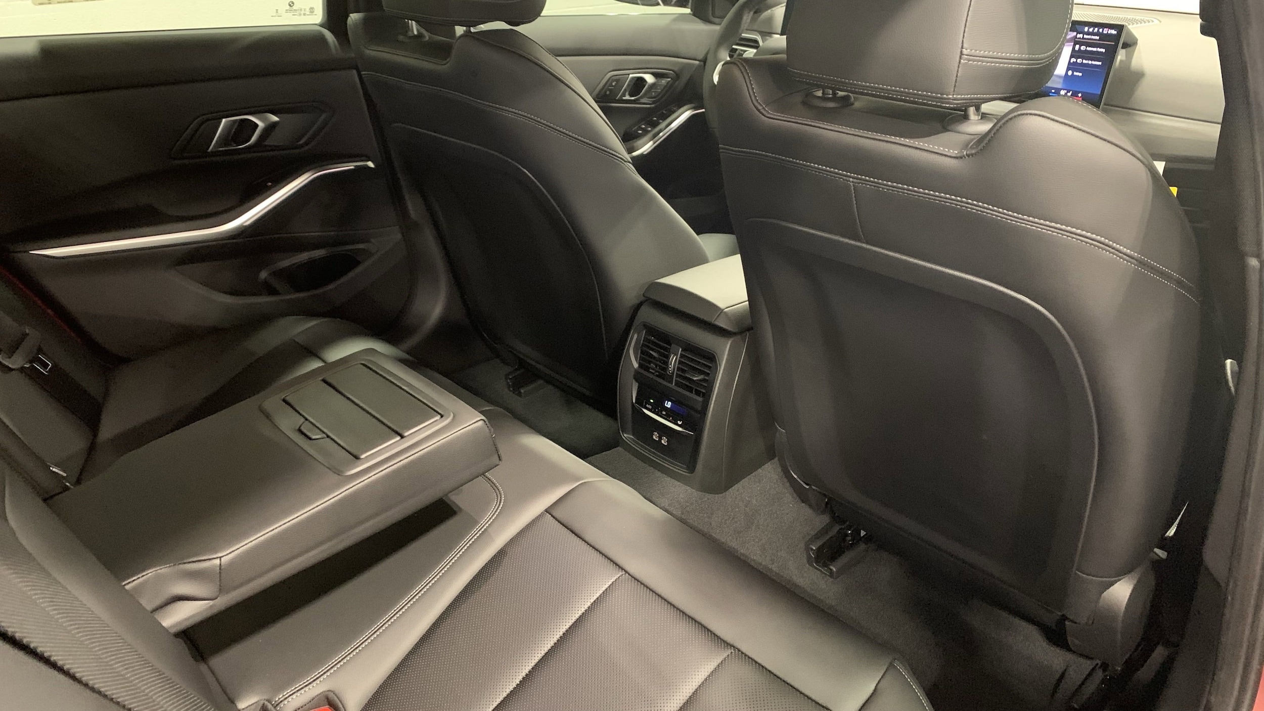 2025 BMW 3 Series 330i photo 3