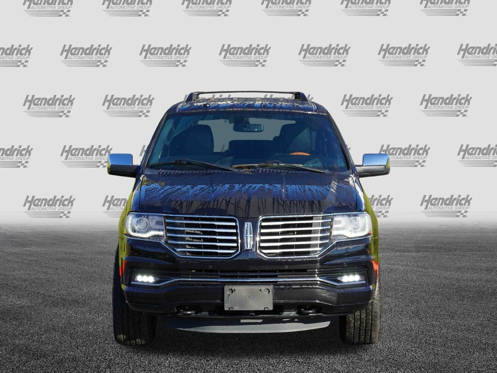 2017 Lincoln Navigator Select photo 3
