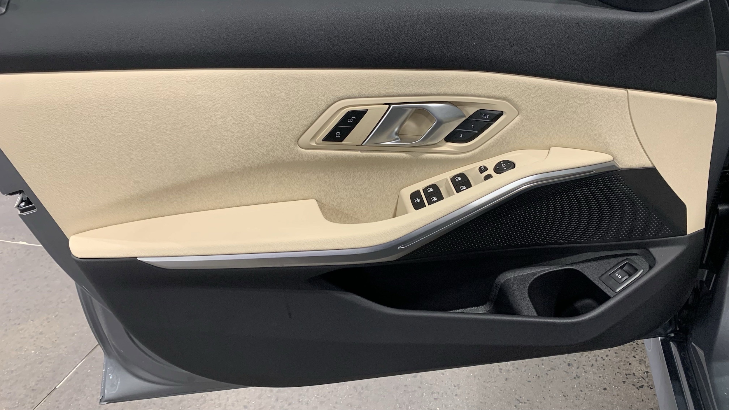 2025 BMW 3 Series 330i photo 4