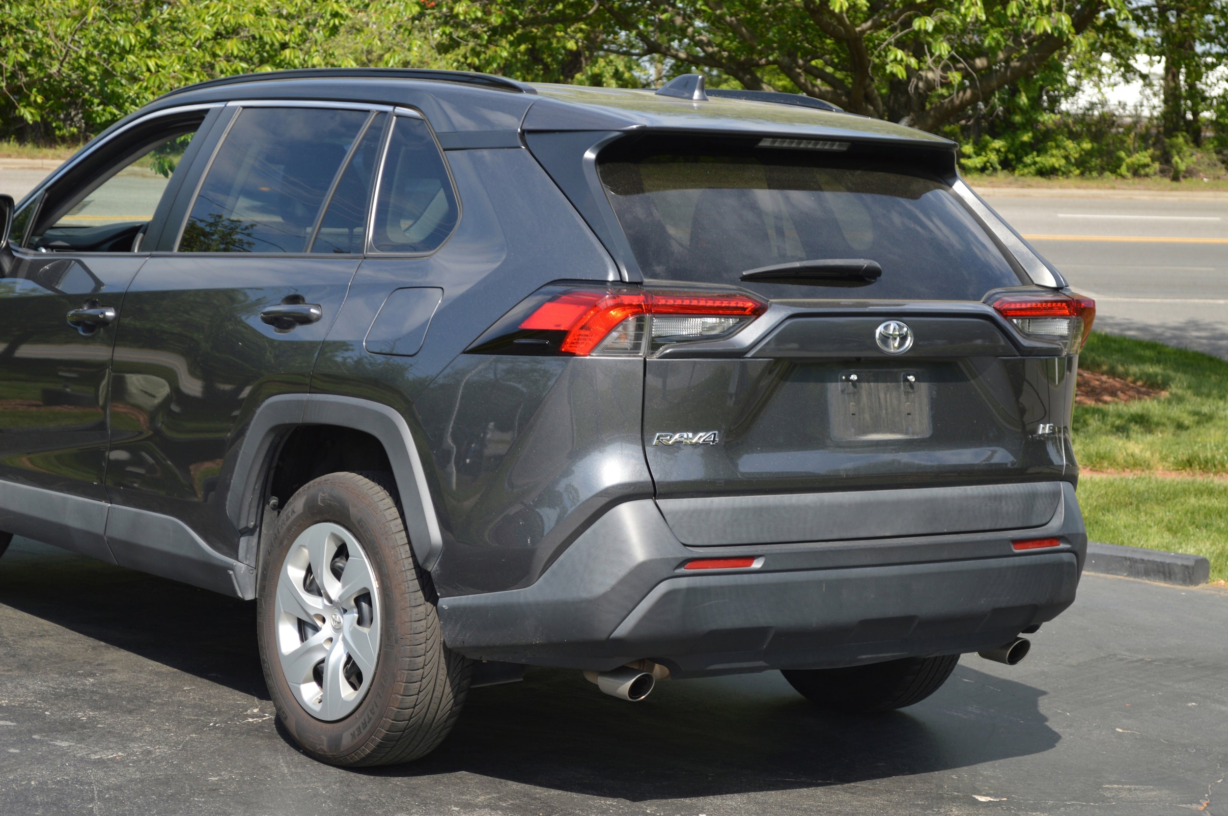 2020 Toyota RAV4 LE photo 2