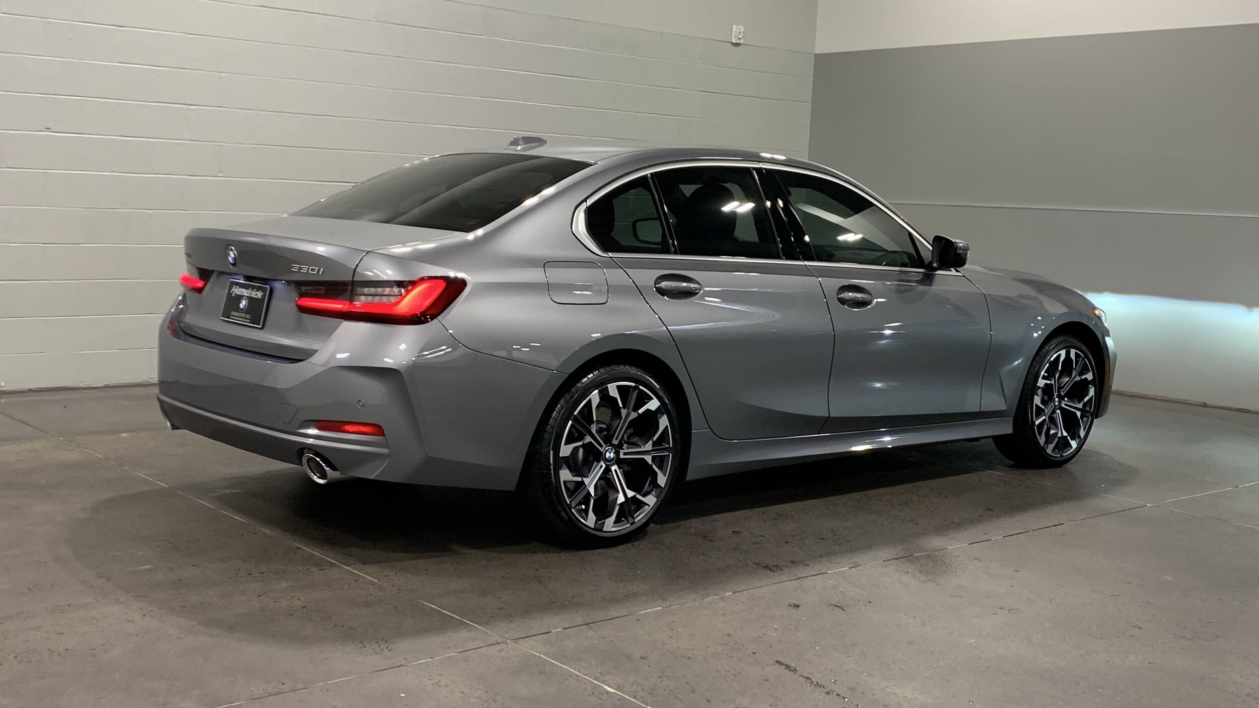 2025 BMW 3 Series 330i xDrive photo 3