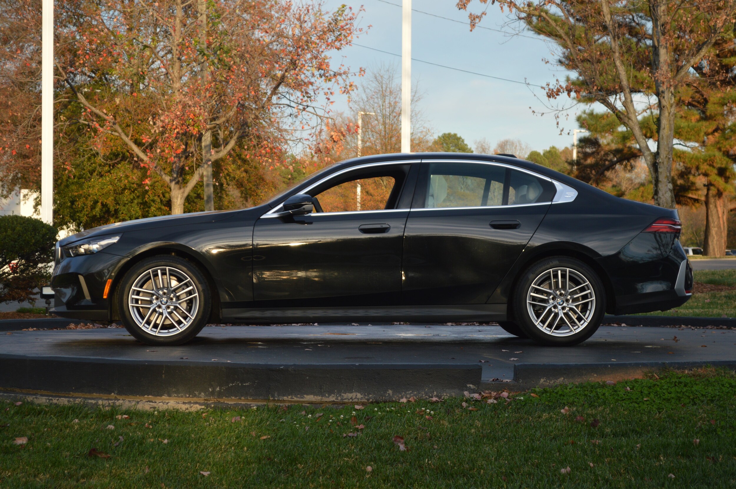 2025 BMW 5 Series 530i photo 3