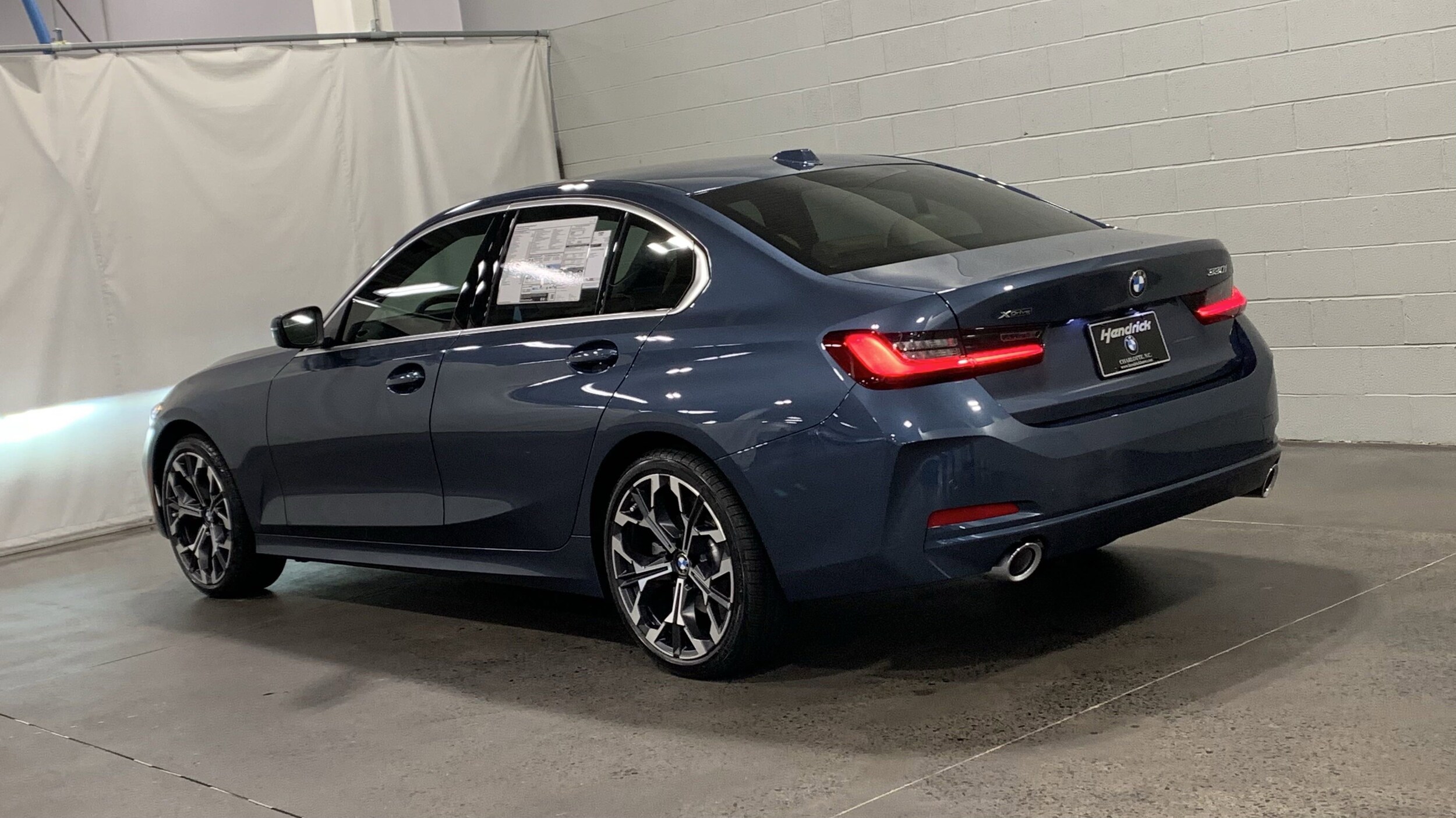 2025 BMW 3 Series 330i xDrive photo 5