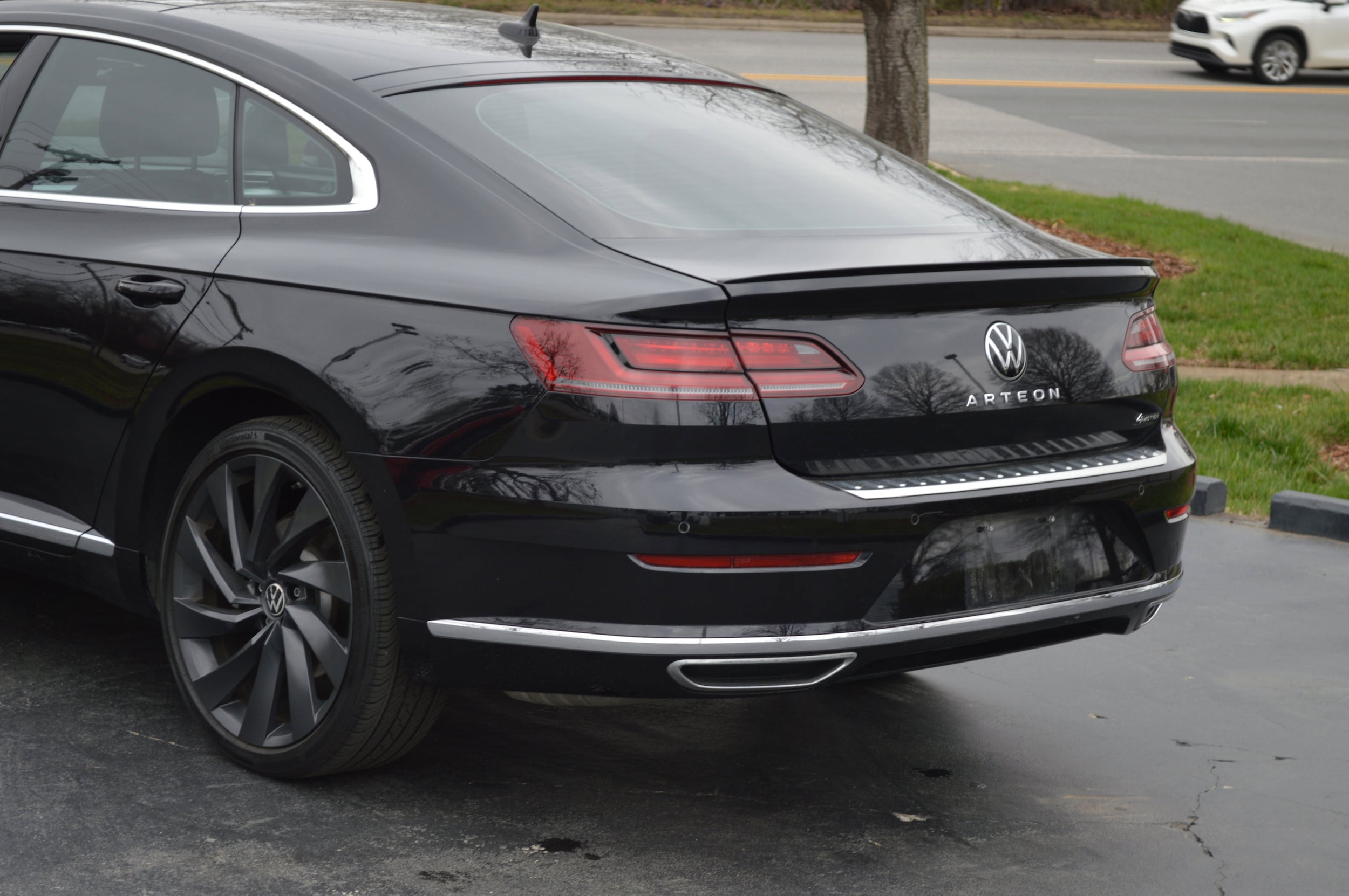 2023 Volkswagen Arteon SEL R-Line 4MOTION photo 2