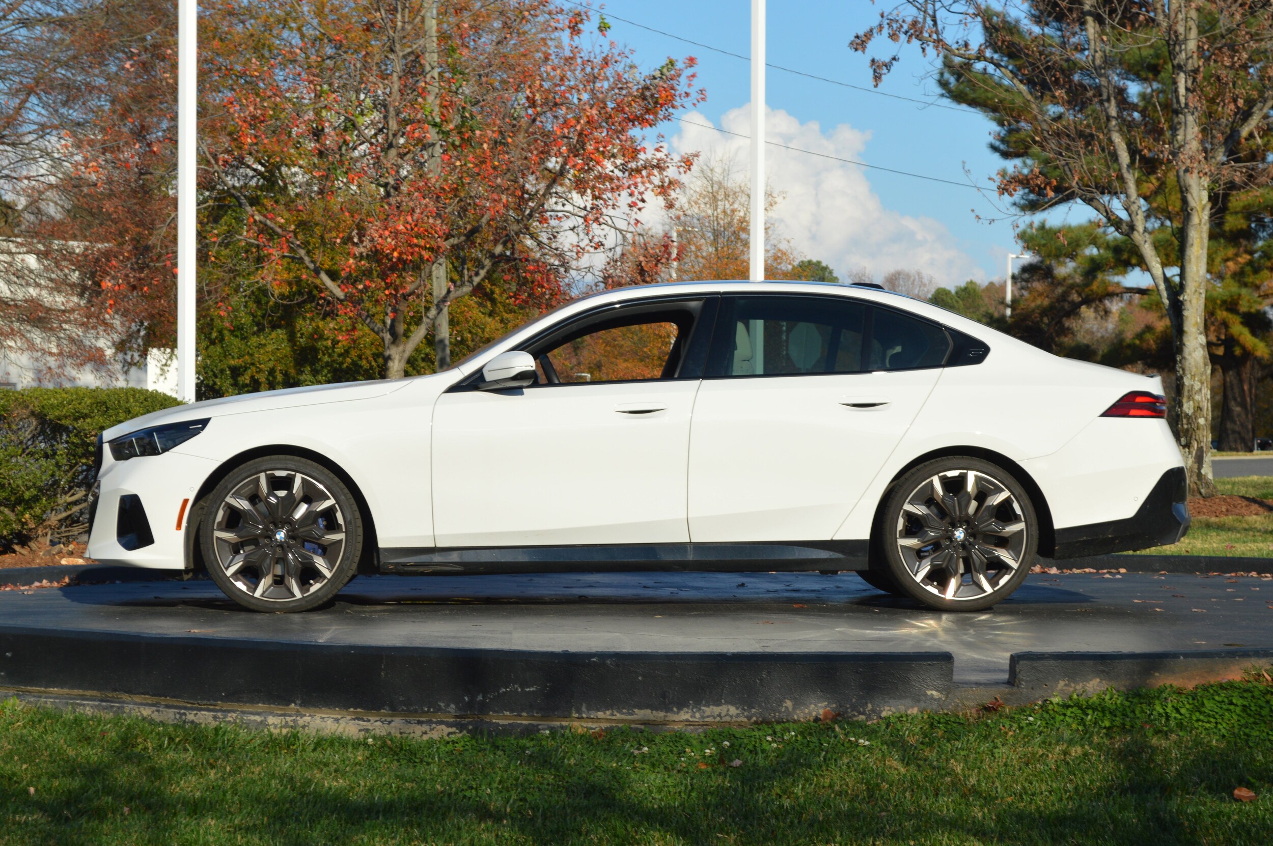 2026 BMW 5 Series 530i photo 3