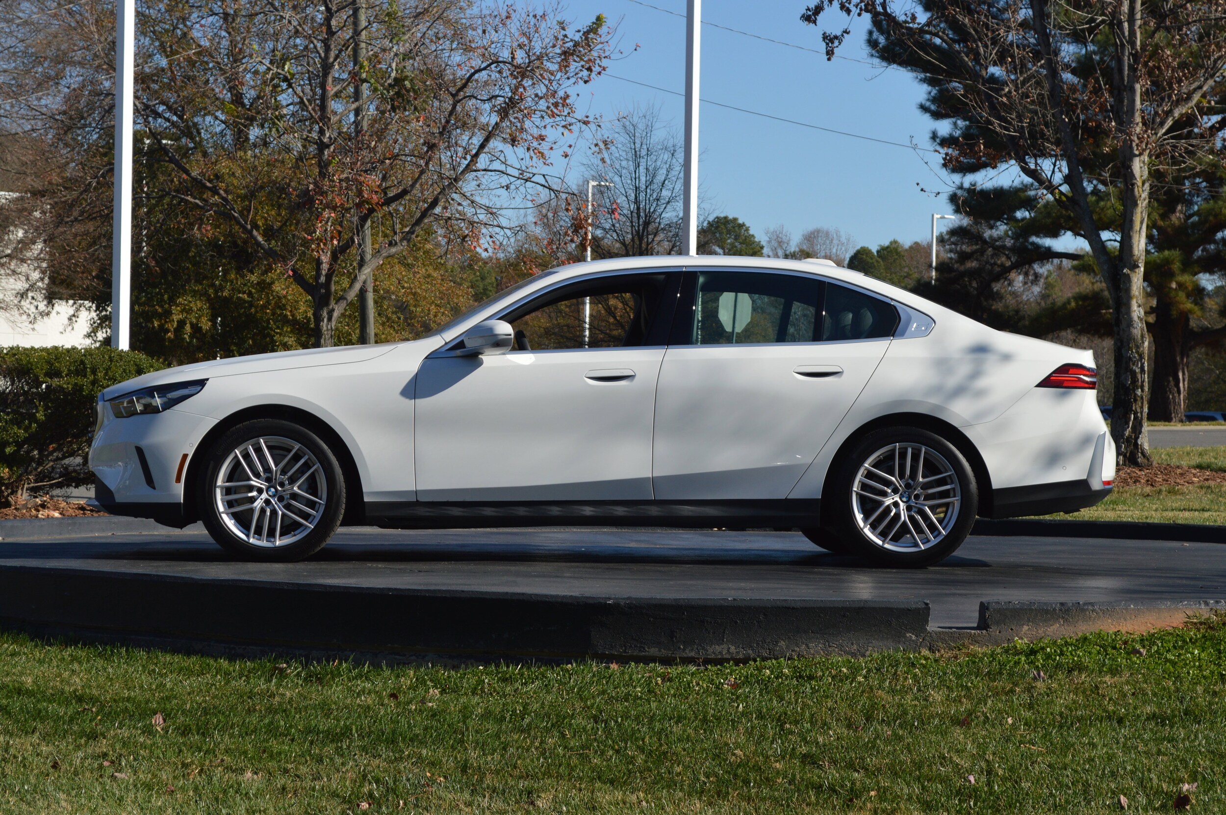 2025 BMW 5 Series 530i xDrive photo 3