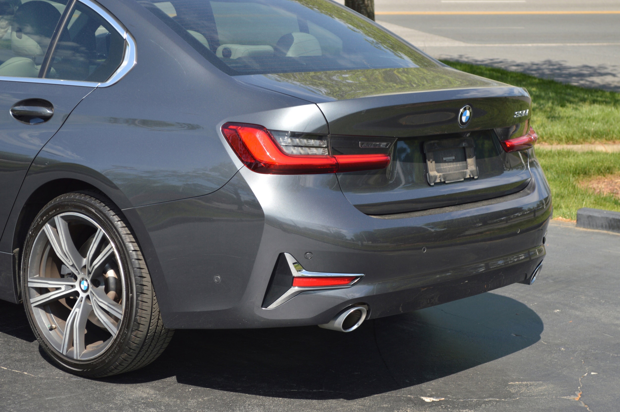 2019 BMW 3 Series 330i photo 2