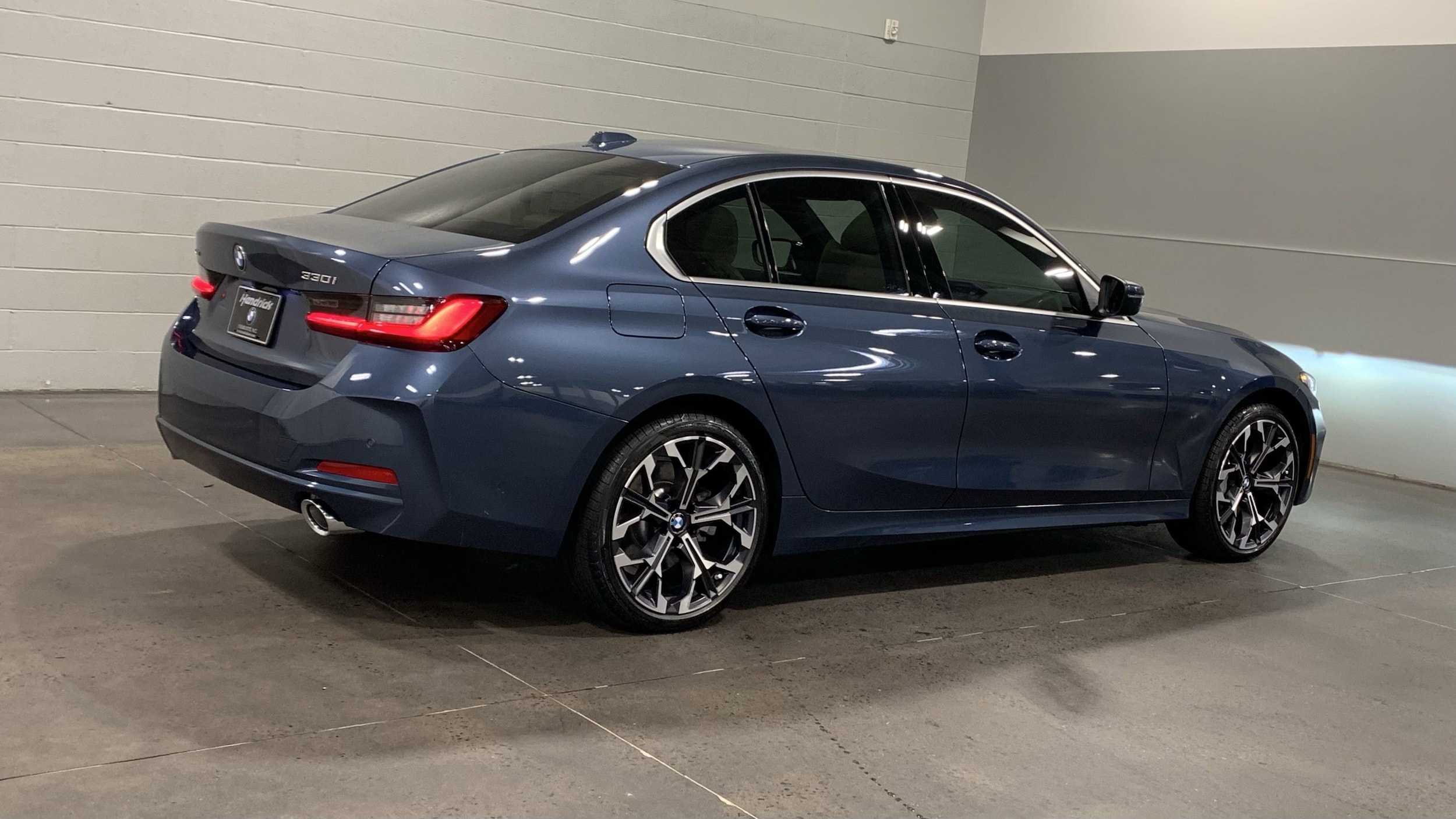 2025 BMW 3 Series 330i xDrive photo 3