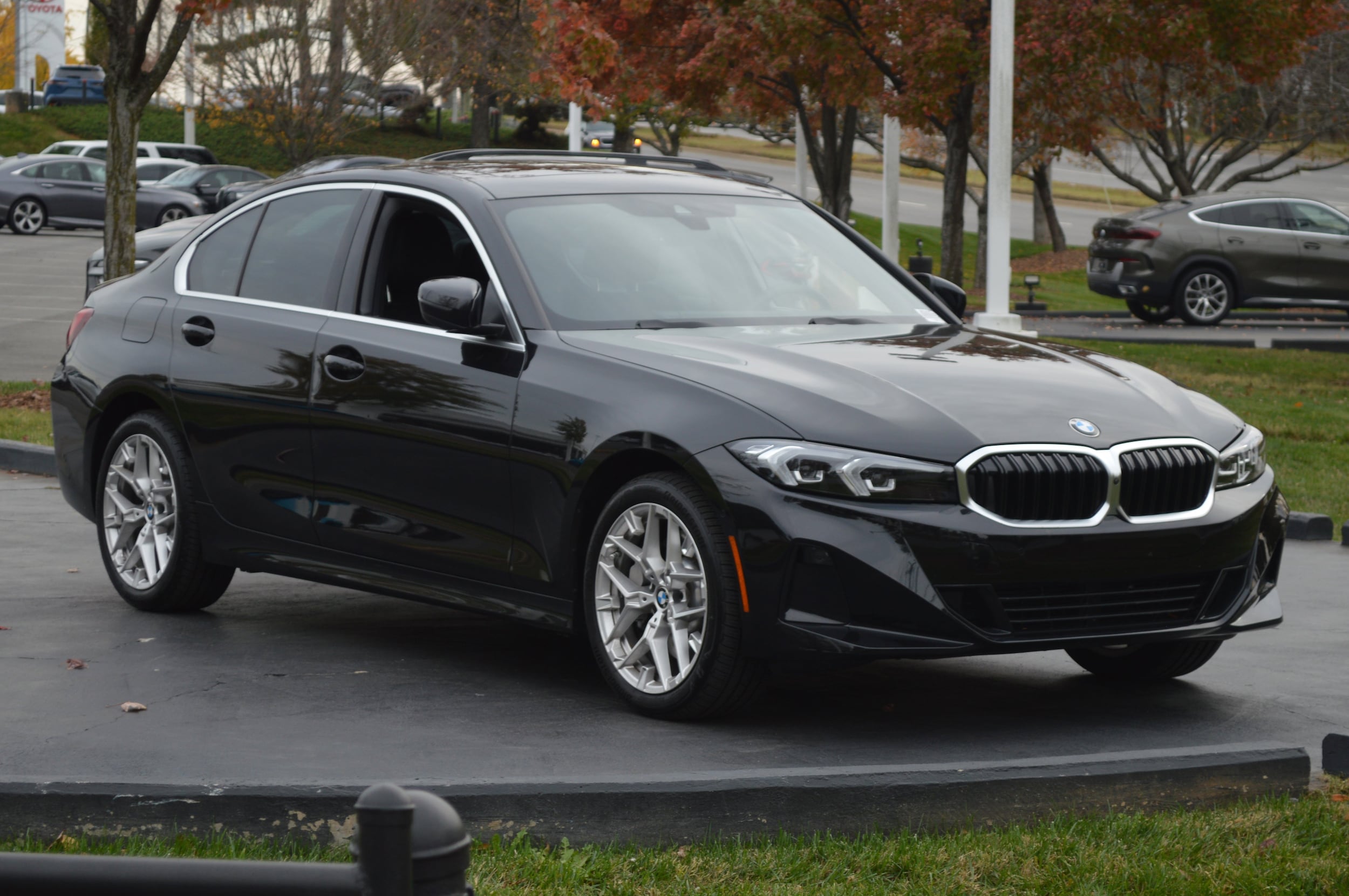 2025 BMW 3 Series 330i xDrive photo 4