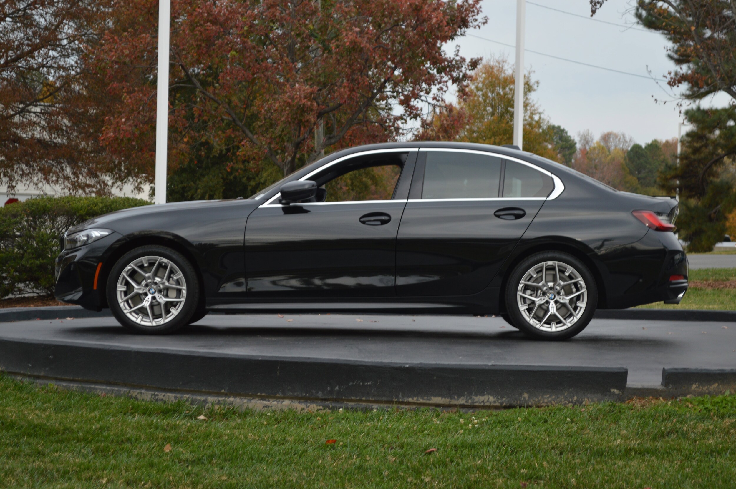 2025 BMW 3 Series 330i xDrive photo 3