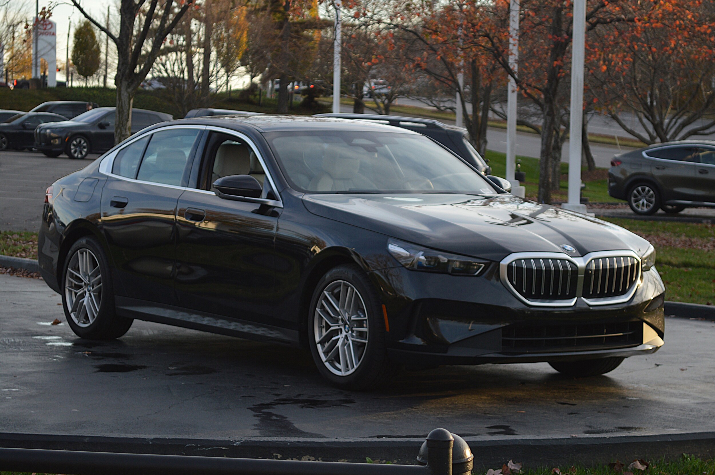 2025 BMW 5 Series 530i photo 4