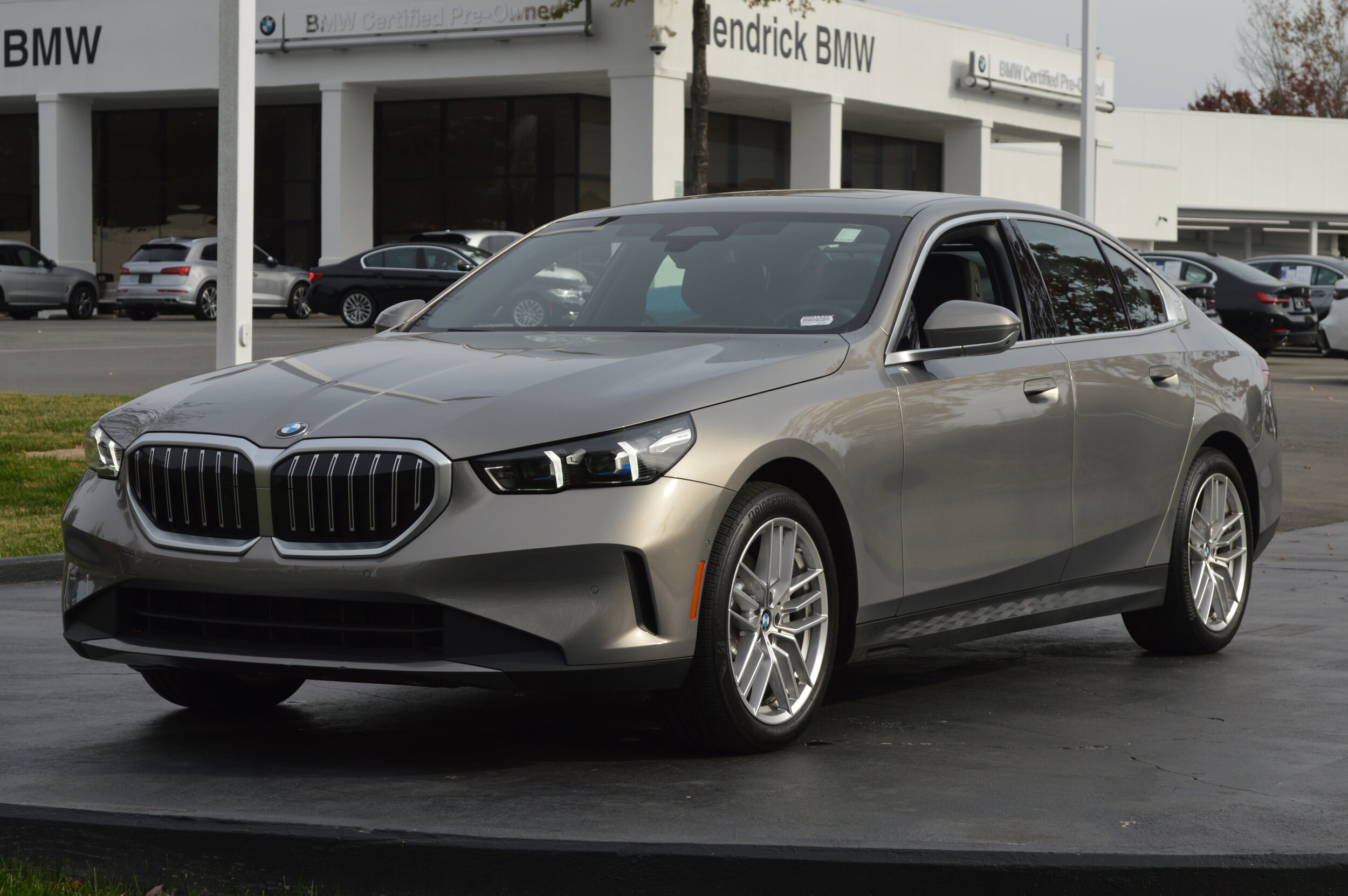 2025 BMW 5 Series 530i xDrive photo 6