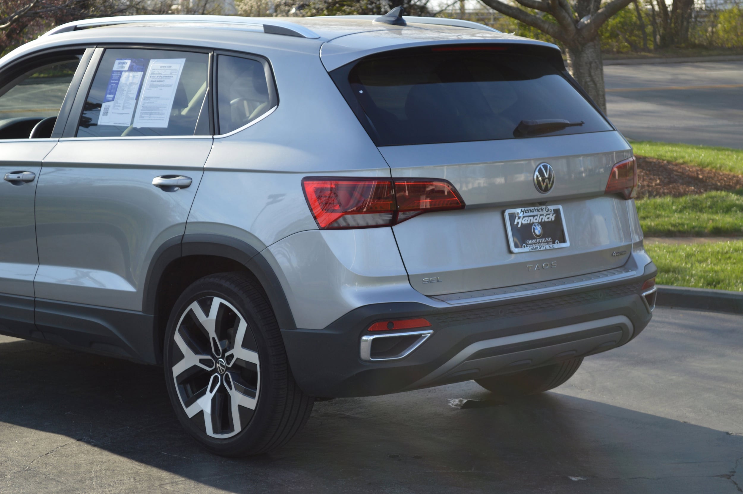 2022 Volkswagen Taos SEL photo 2