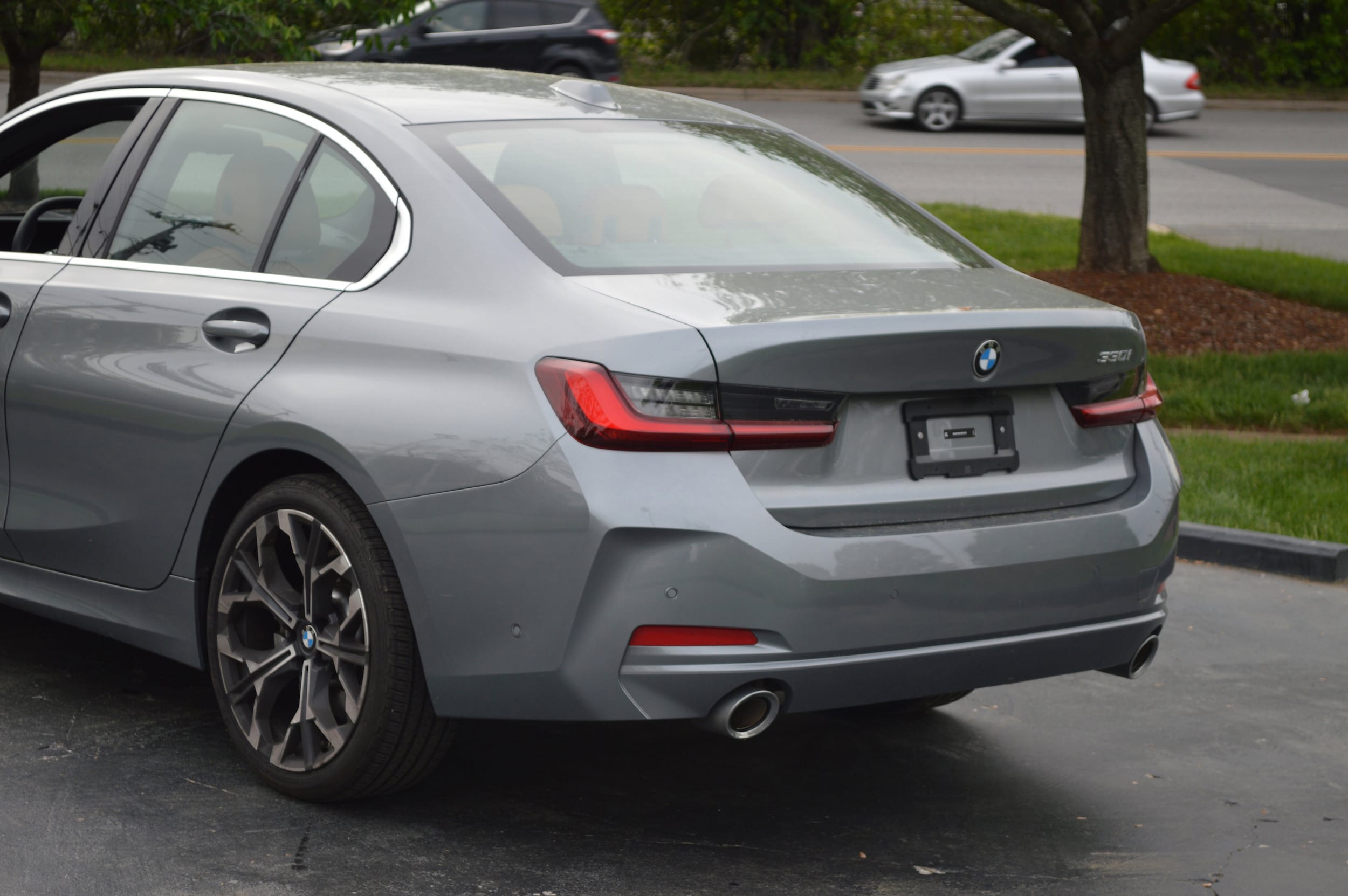 2025 BMW 3 Series 330i photo 2