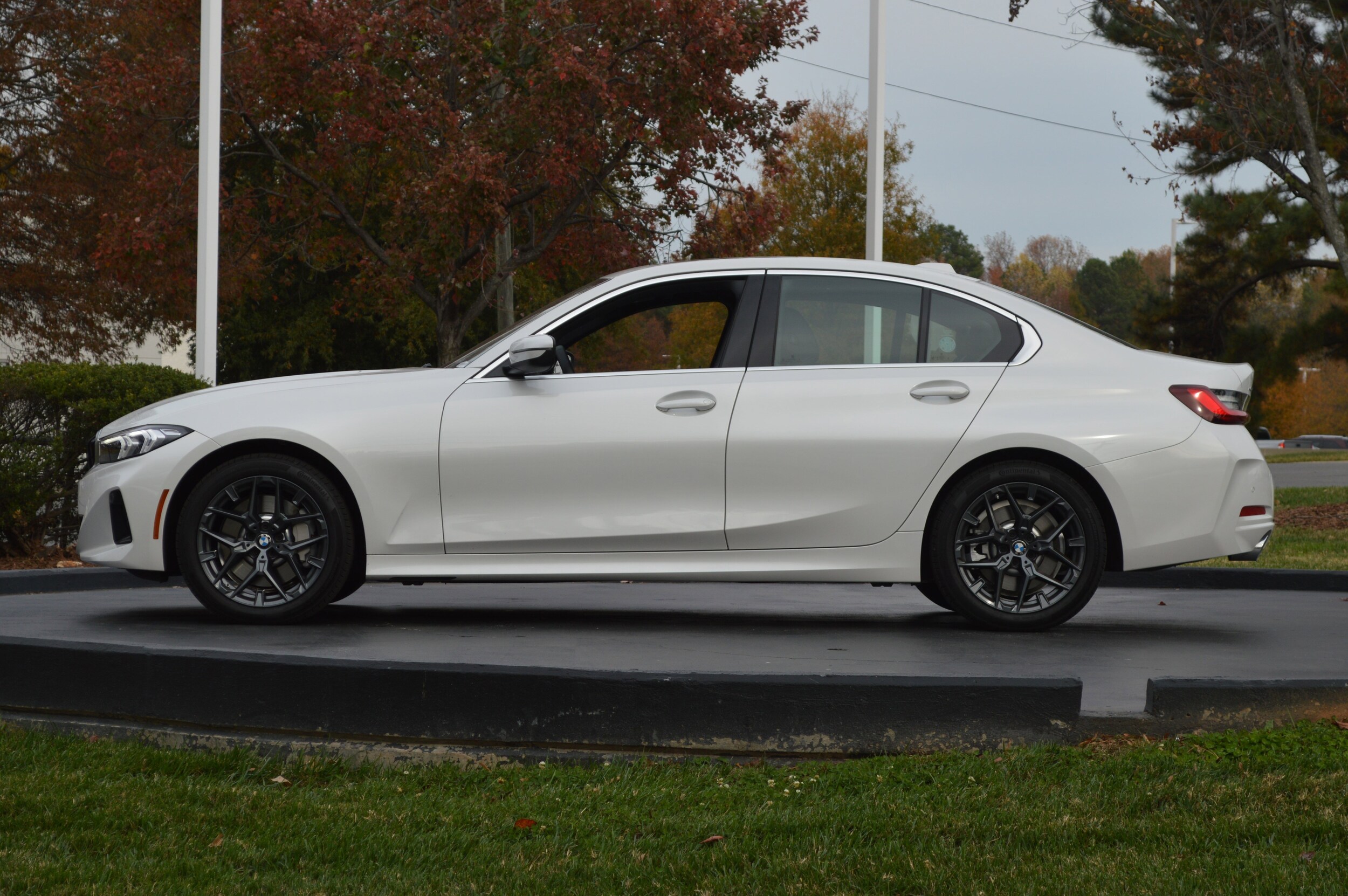 2025 BMW 3 Series 330i xDrive photo 6